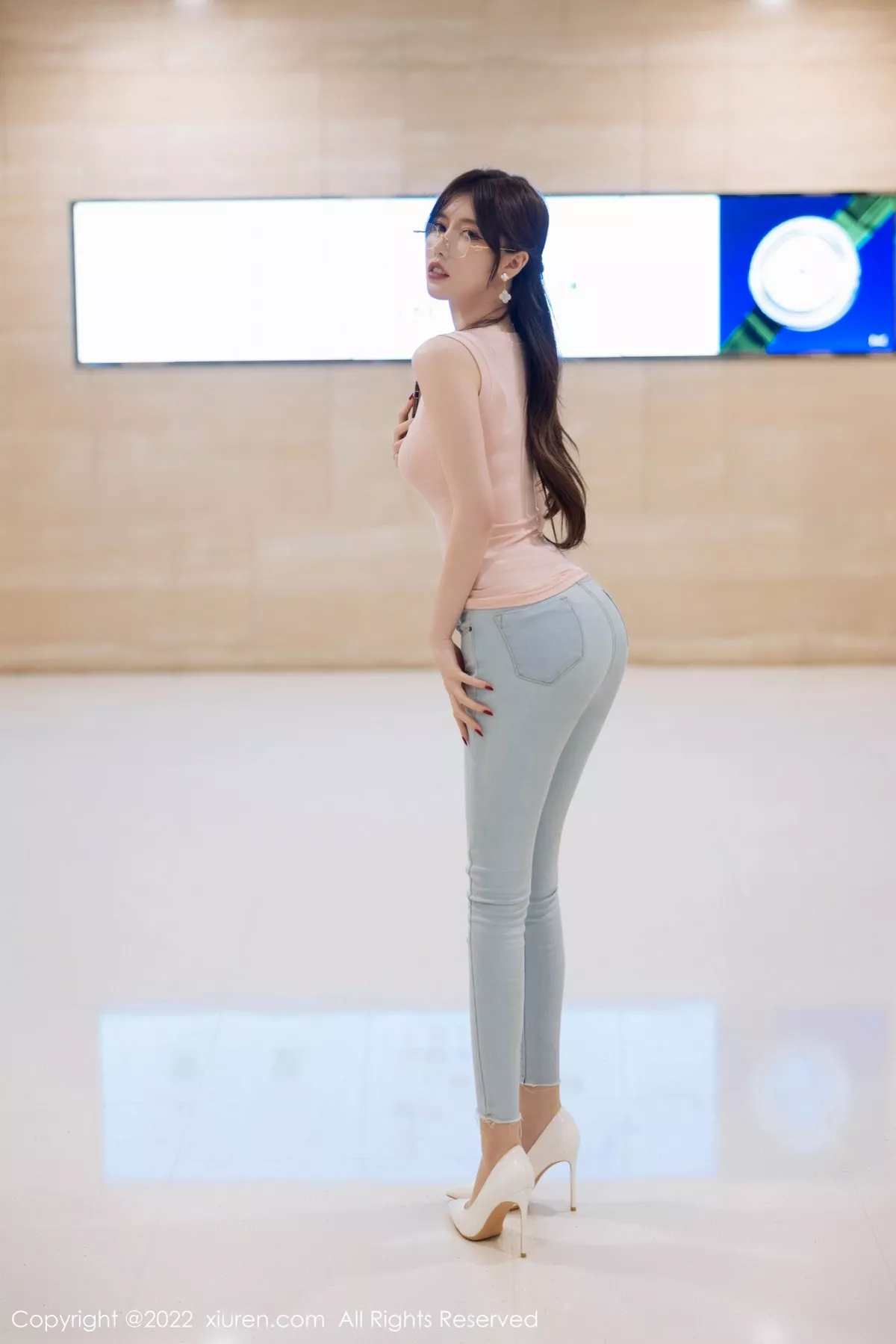 Xgyw.Org_XiuRen第5306期_模特美桃酱海南心愿旅拍粉色收身衣+私房白色女仆性感迷人写真73P