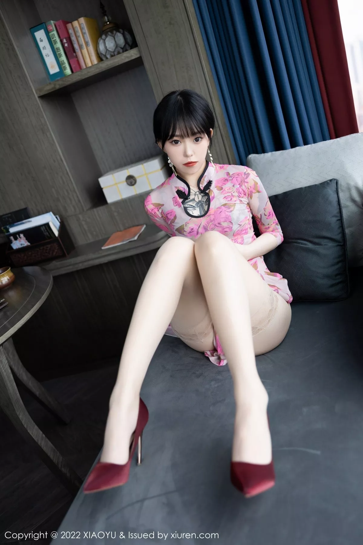 Xgyw.Org_[XiaoYu画语界]Vol.807_模特奶瓶性感玫红旗袍半脱露灰色内衣原色丝袜秀美腿诱惑写真82P