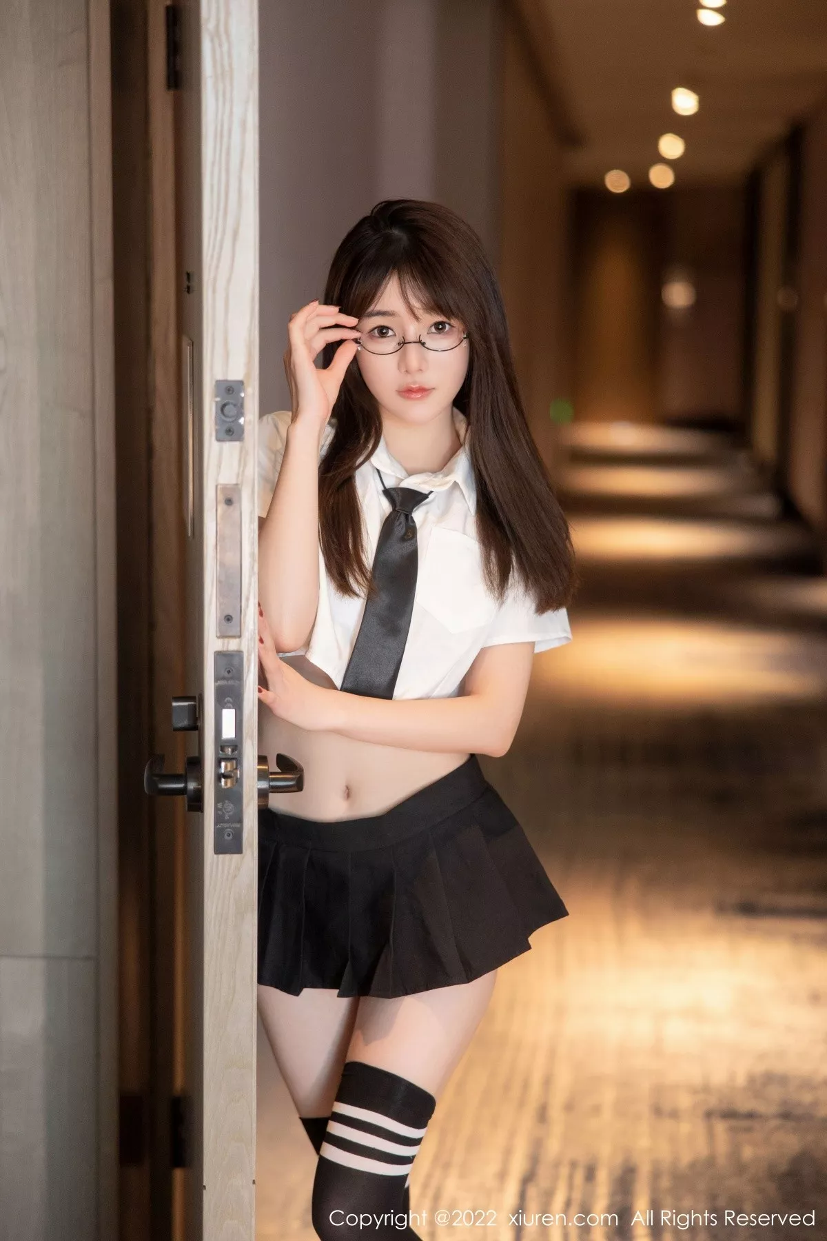 Xgyw.Org_XiuRen第5365期_模特婠婠么性感学妹制服白色短T配黑短裙秀曼妙身姿诱惑写真98P