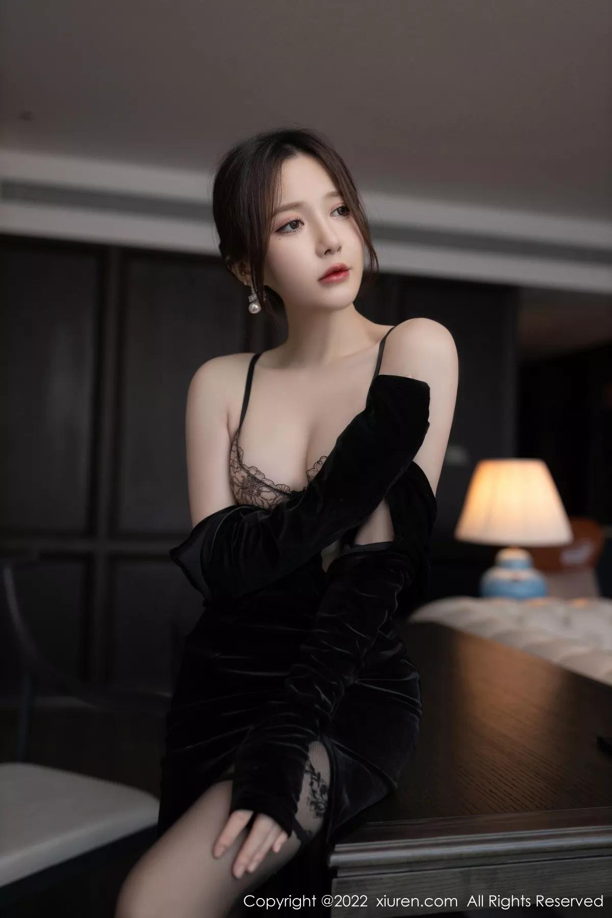 Xgyw.Org_XiuRen第5362期_模特鱼子酱Fish云南旅拍脱黑色露肩礼裙露蕾丝内衣迷人诱惑写真79P