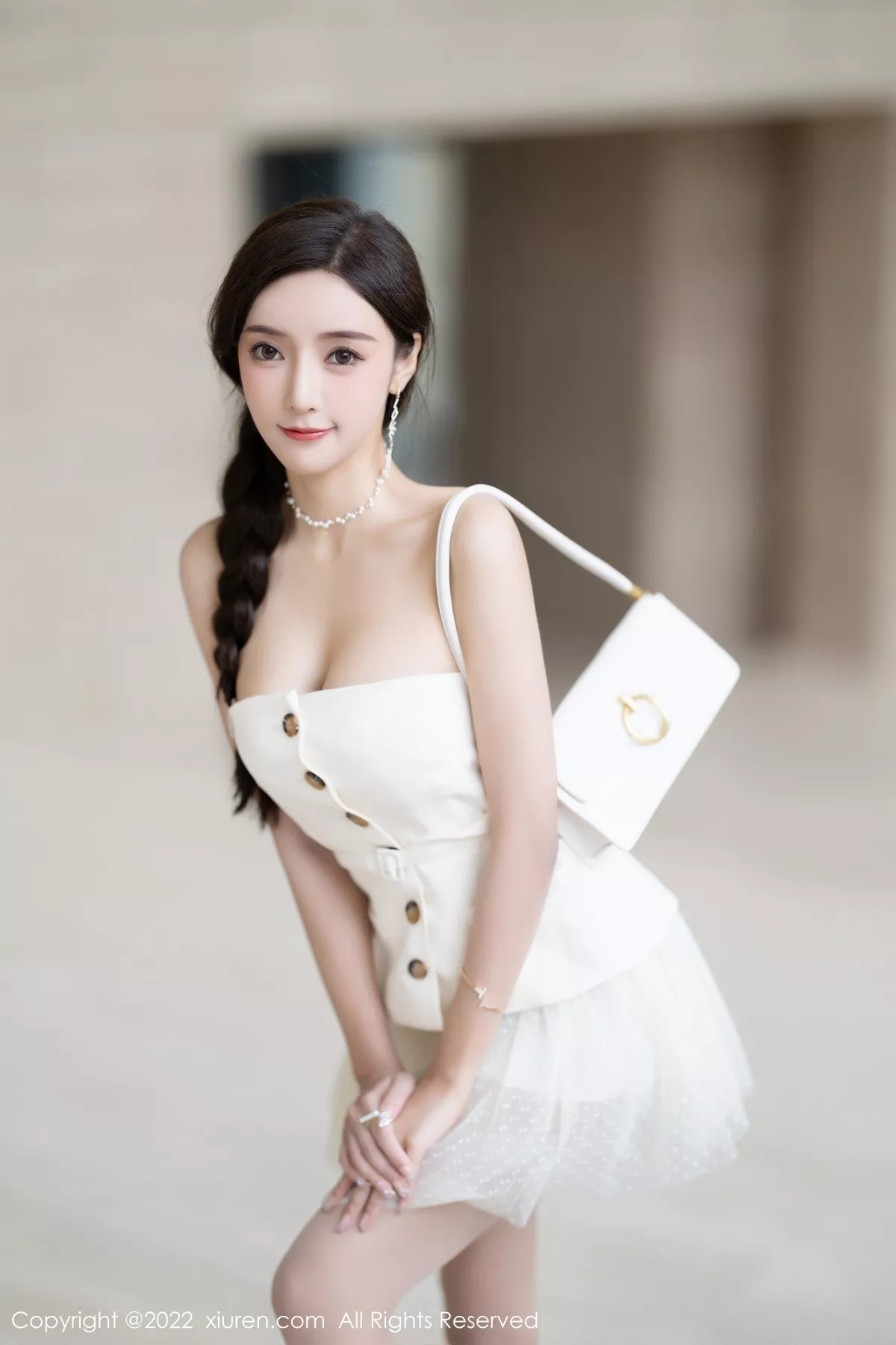 Xgyw.Org_XiuRen第5539期_女神王馨瑶yanni白色露肩服饰+珍珠色睡裙配蕾丝吊袜诱惑写真78P