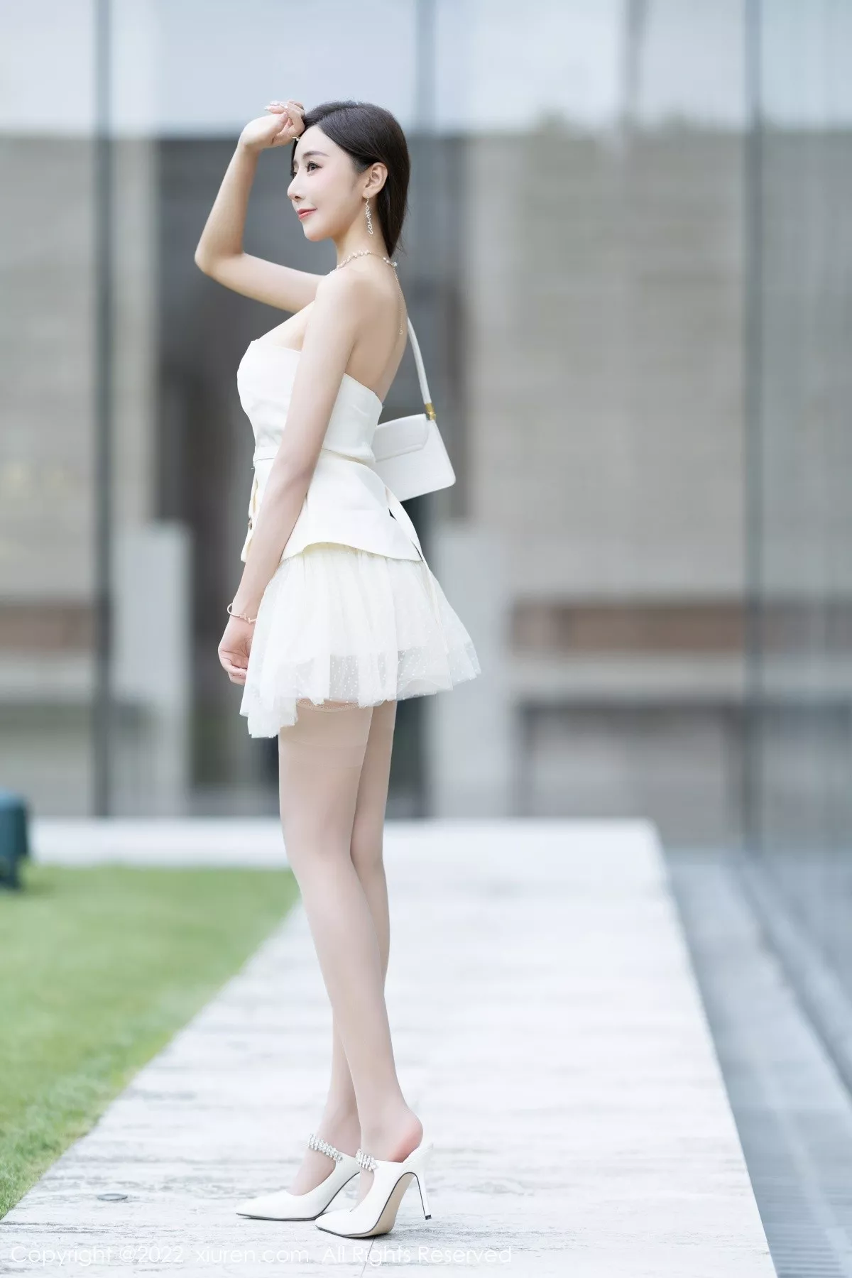 Xgyw.Org_XiuRen第5539期_女神王馨瑶yanni白色露肩服饰+珍珠色睡裙配蕾丝吊袜诱惑写真78P