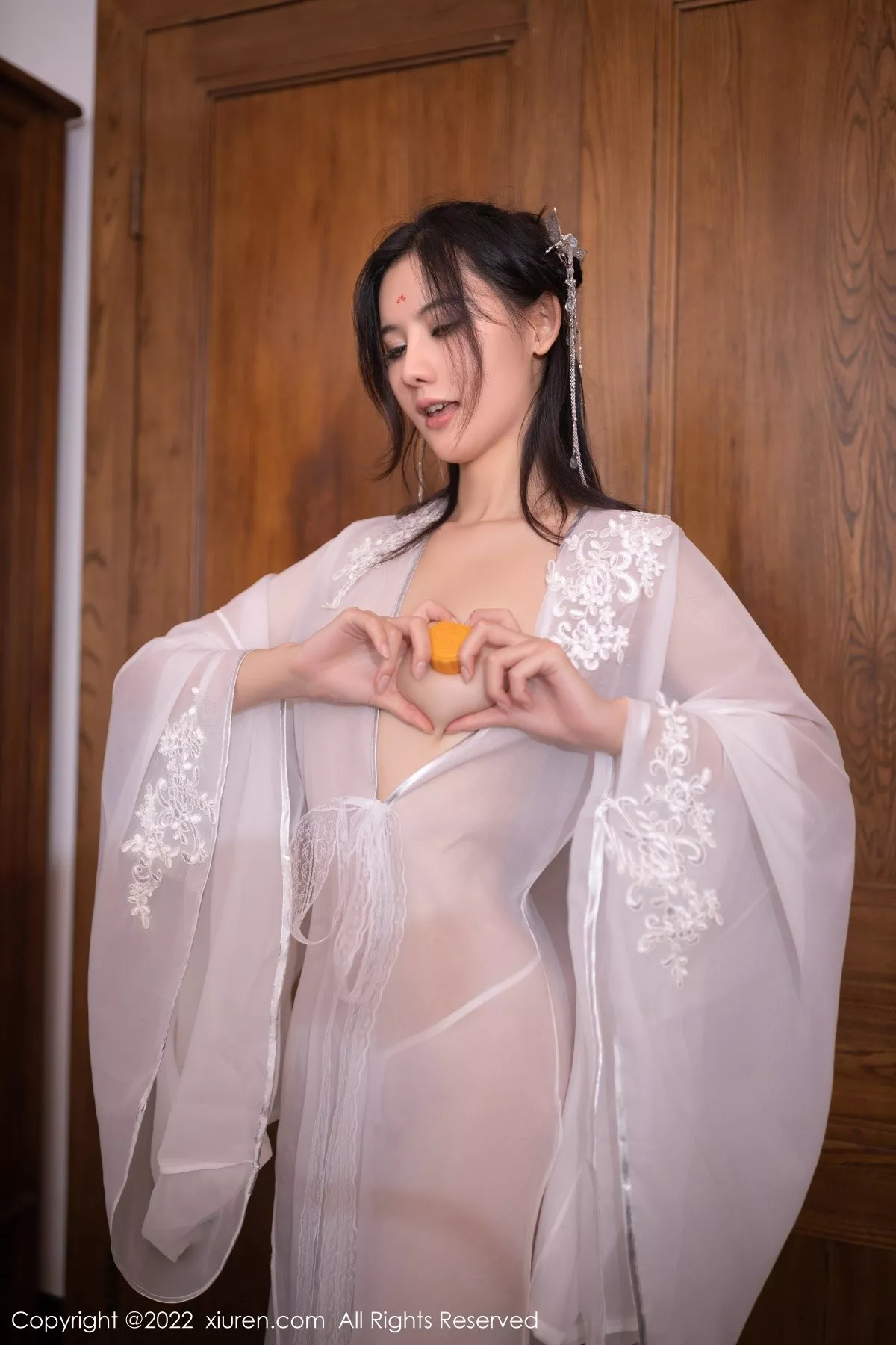 Xgyw.Org_XiuRen第5573期_模特就是阿朱啊嫦娥装扮中秋主题白色服饰秀曼妙身姿诱惑写真85P