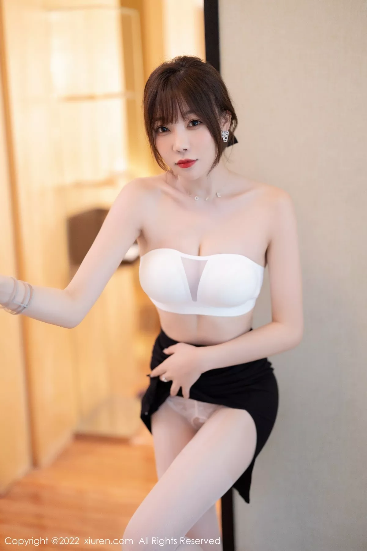 Xgyw.Org_XiuRen第5500期_女神徐莉芝Booty性感服饰配黑短裙露白色内衣原色丝袜诱惑写真80P