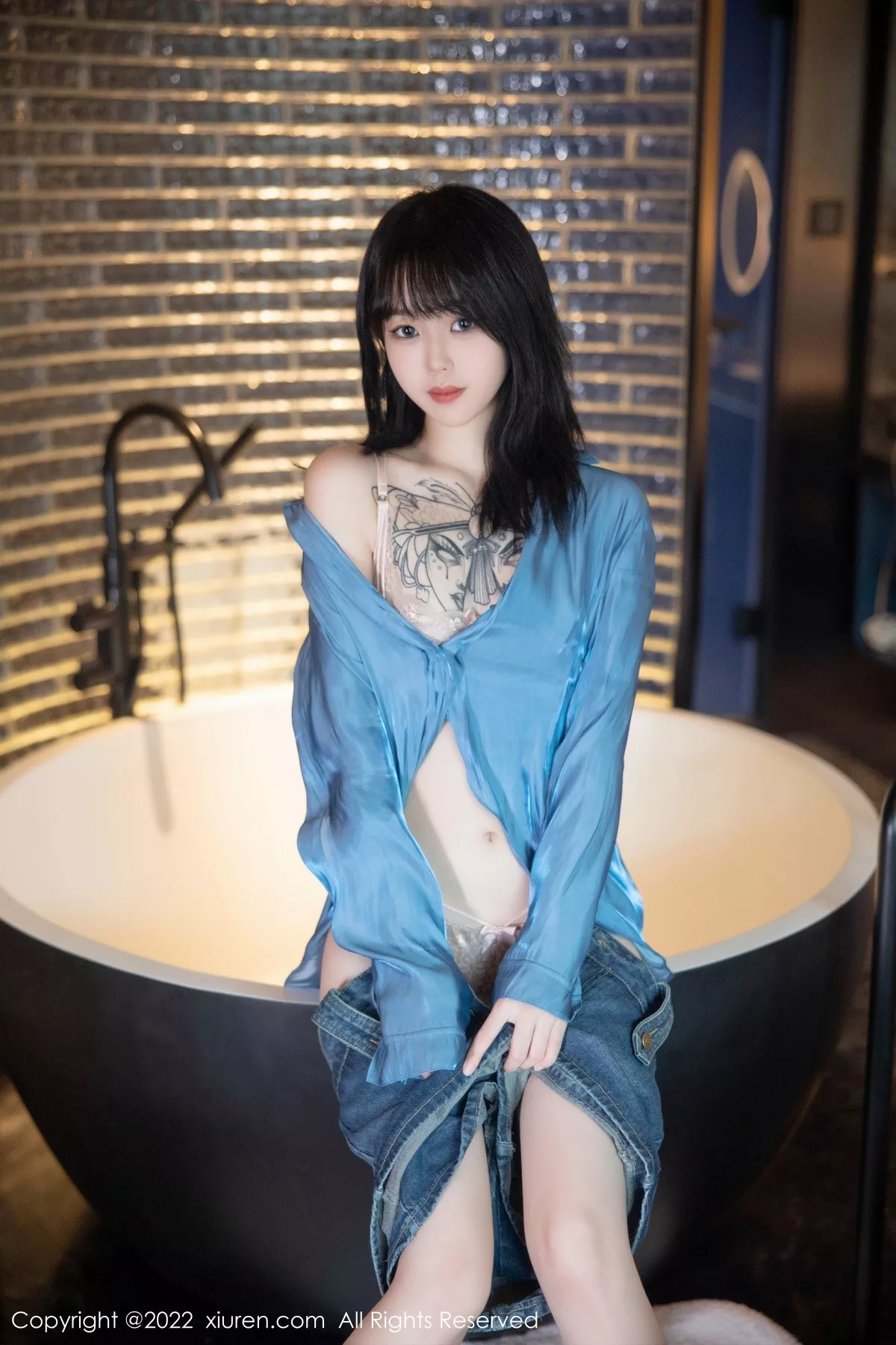 Xgyw.Org_XiuRen第5662期_模特奶瓶性感蓝色上衣配牛仔短裙半脱露浅色蕾丝内衣诱惑写真97P