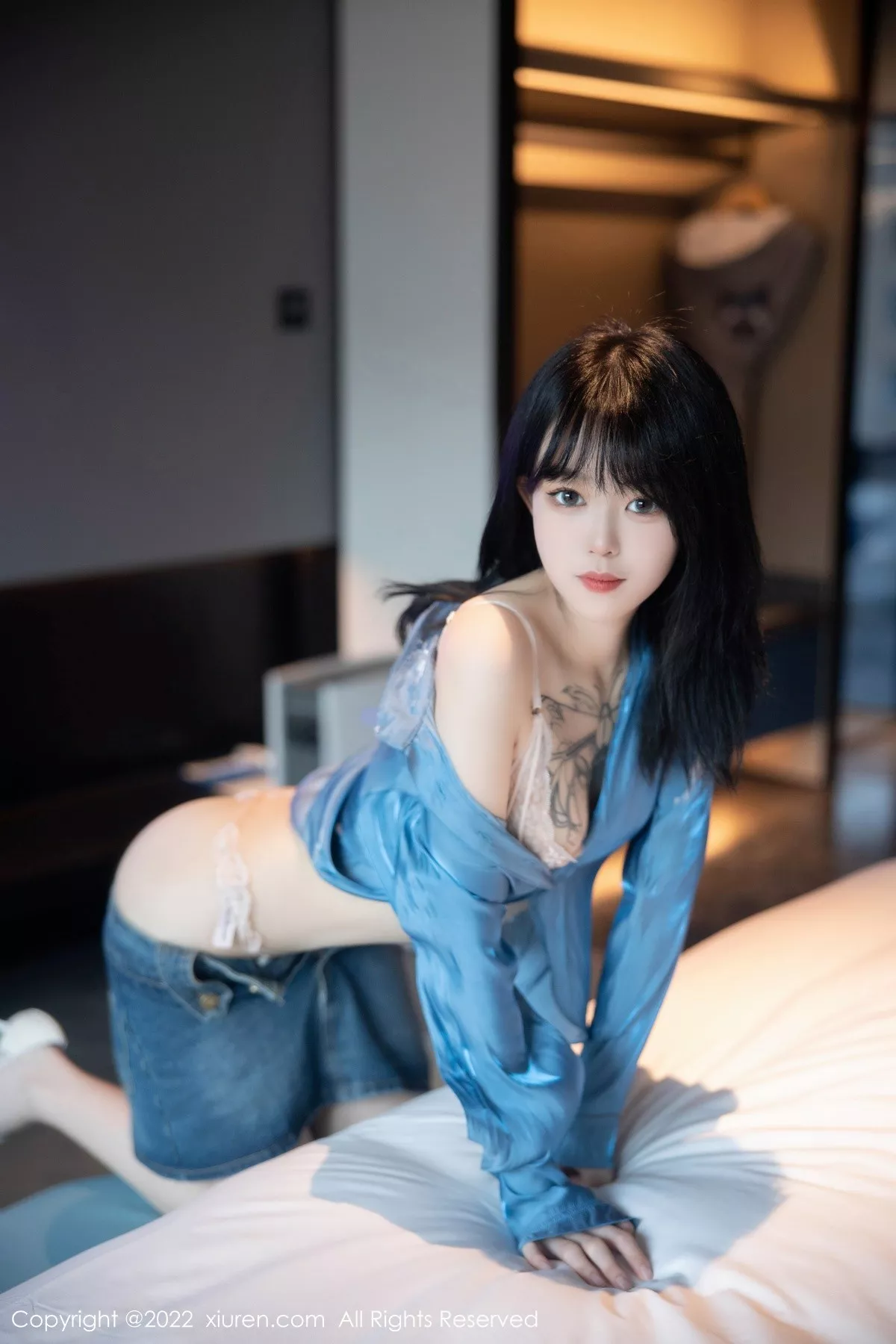 Xgyw.Org_XiuRen第5662期_模特奶瓶性感蓝色上衣配牛仔短裙半脱露浅色蕾丝内衣诱惑写真97P