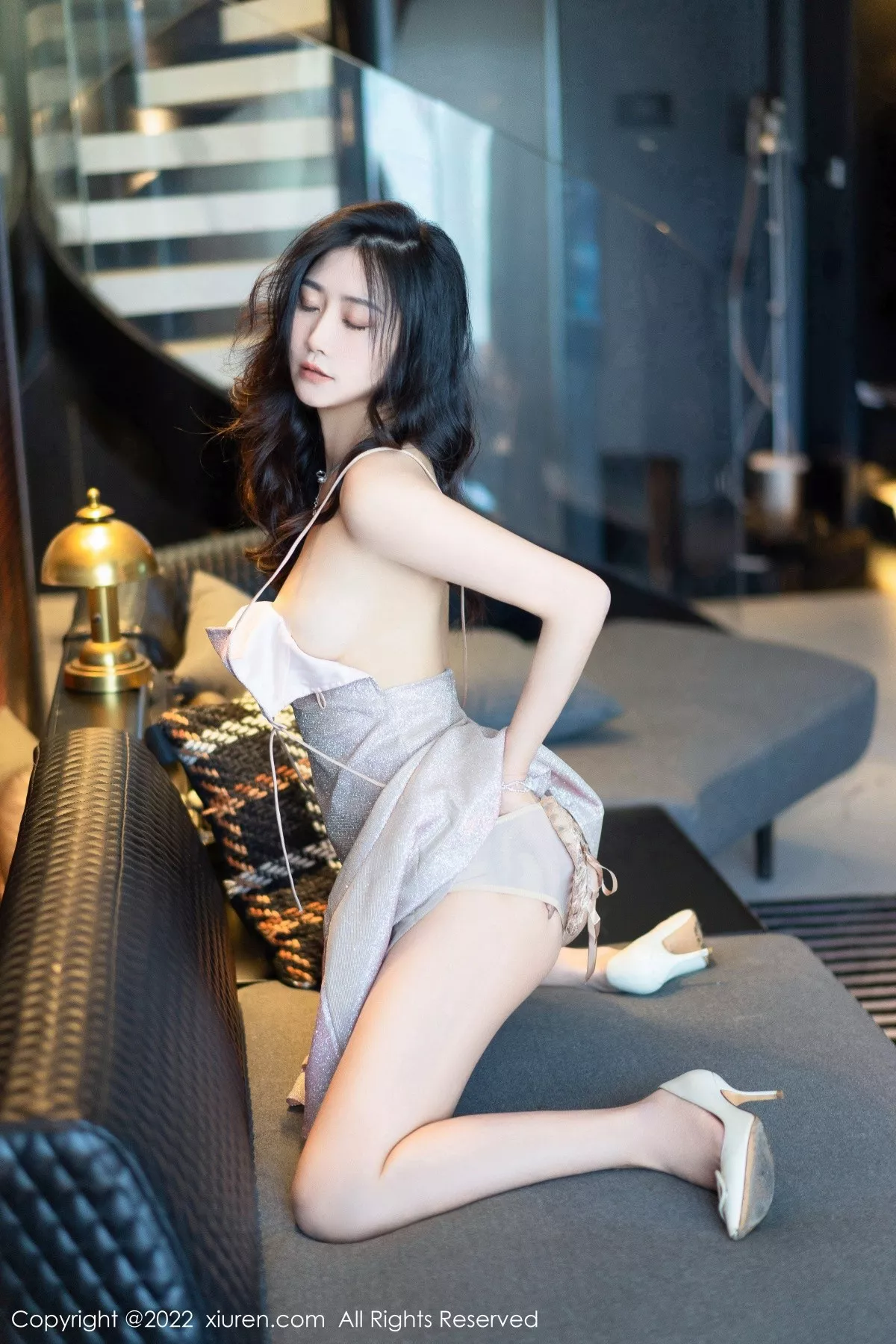 Xgyw.Org_XiuRen第5659期_模特Laura阿姣性感银色吊带短裙半脱秀惹火身材极致诱惑写真65P