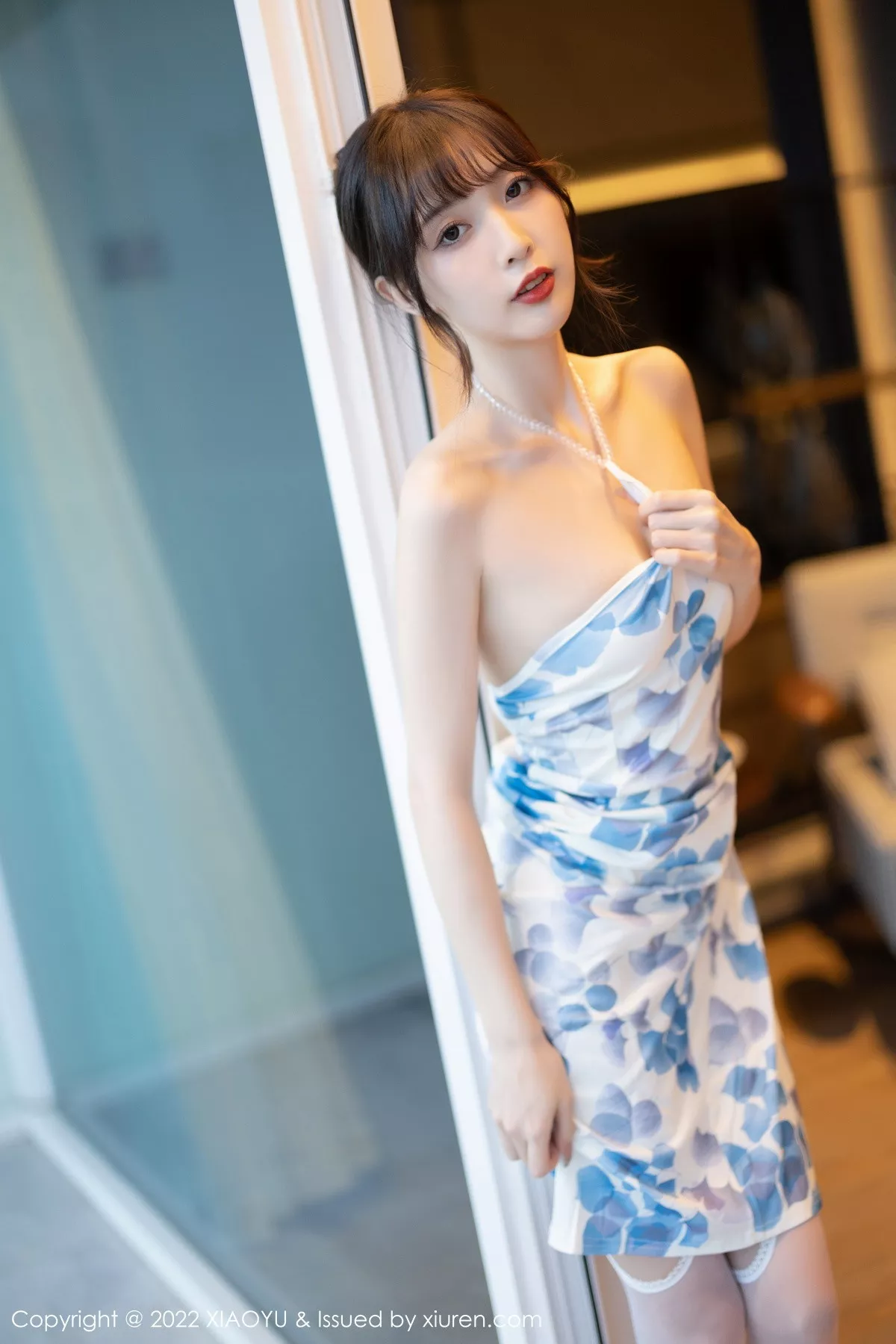 Xgyw.Org_[XiaoYu画语界]Vol.877_模特林星阑性感露肩带图案连衣短配超薄白丝袜秀美腿迷人写真85P