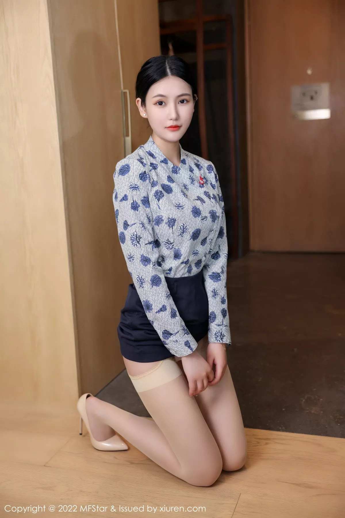 Xgyw.Org_[MFStar模范学院]Vol.569_新人模特Ai西西里性感空姐制服配黑短裙露超薄肉丝迷人诱惑写真43P
