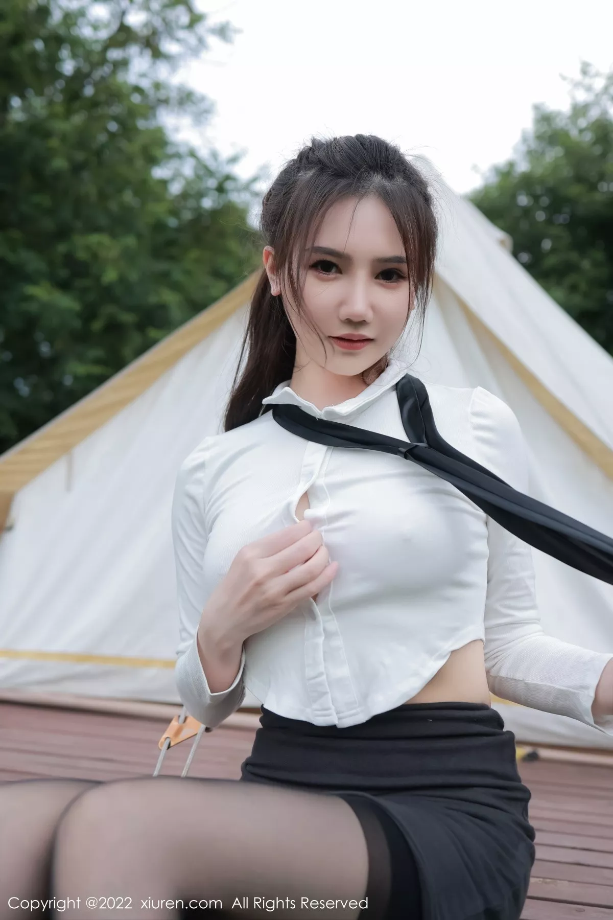 Xgyw.Org_XiuRen第5703期_模特古月小同学性感白T配短深灰裙露超薄黑丝秀美腿诱惑写真68P