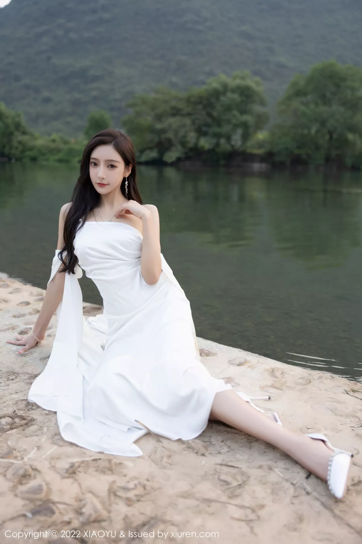 Xgyw.Org_[XiaoYu画语界]Vol.884_女神王馨瑶yanni杭州旅拍户外白色蕾丝内衣配白色丝袜诱惑写真87P