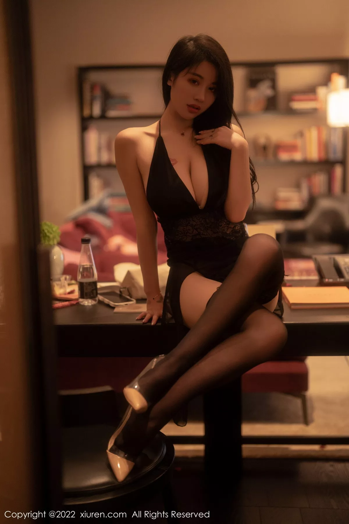Xgyw.Org_XiuRen第5722期_模特美七Mia西双版纳旅拍黑色网纱连衣裙配黑丝袜丰满诱惑写真68P