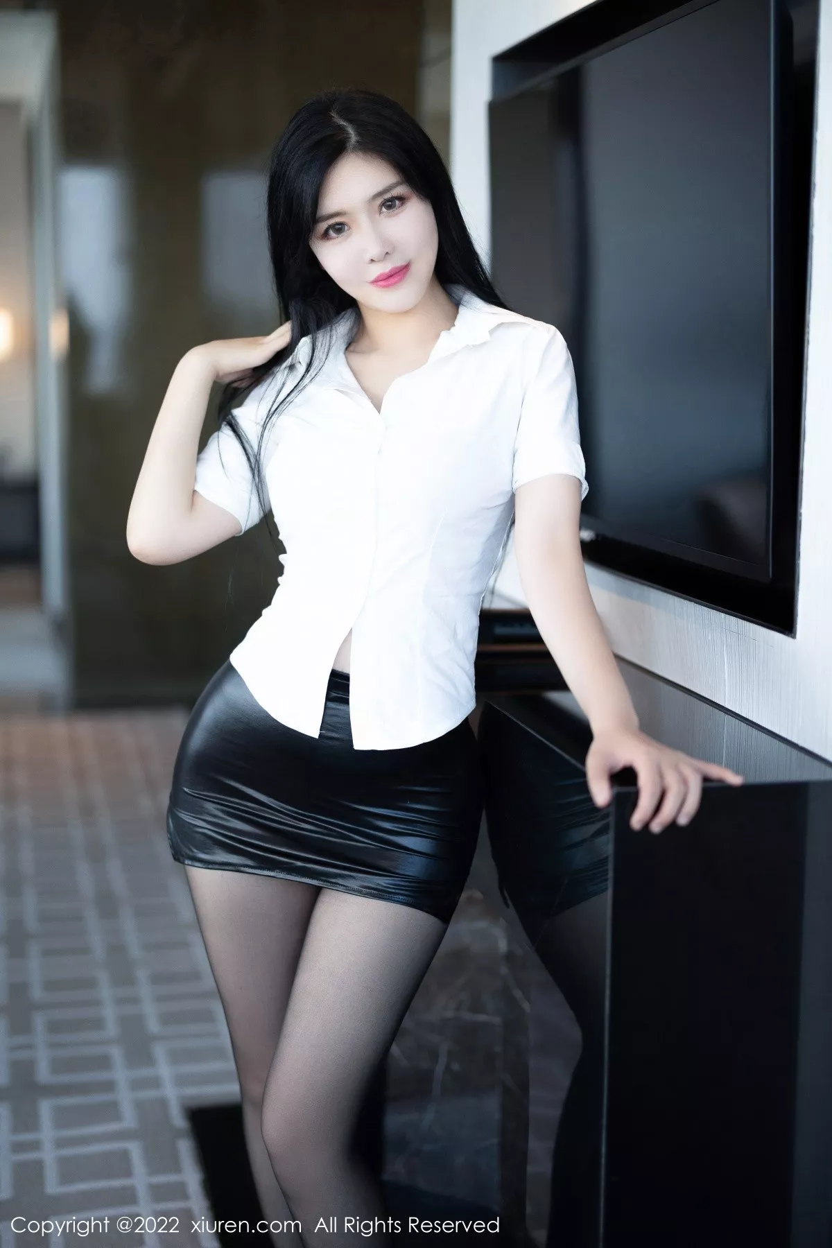 Xgyw.Org_XiuRen第5635期_女神刘钰儿成都旅拍性感白T配黑短裙露开档黑丝极致魅惑写真74P