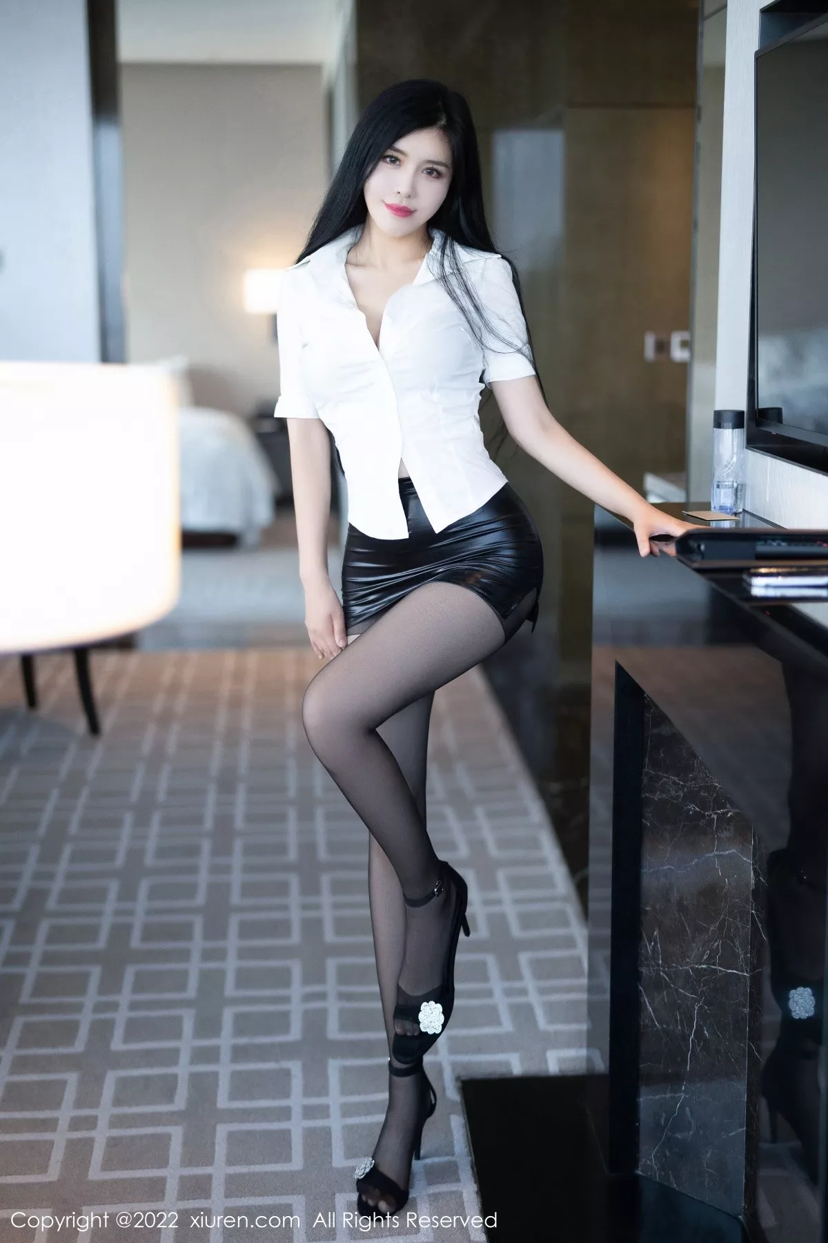 Xgyw.Org_XiuRen第5635期_女神刘钰儿成都旅拍性感白T配黑短裙露开档黑丝极致魅惑写真74P
