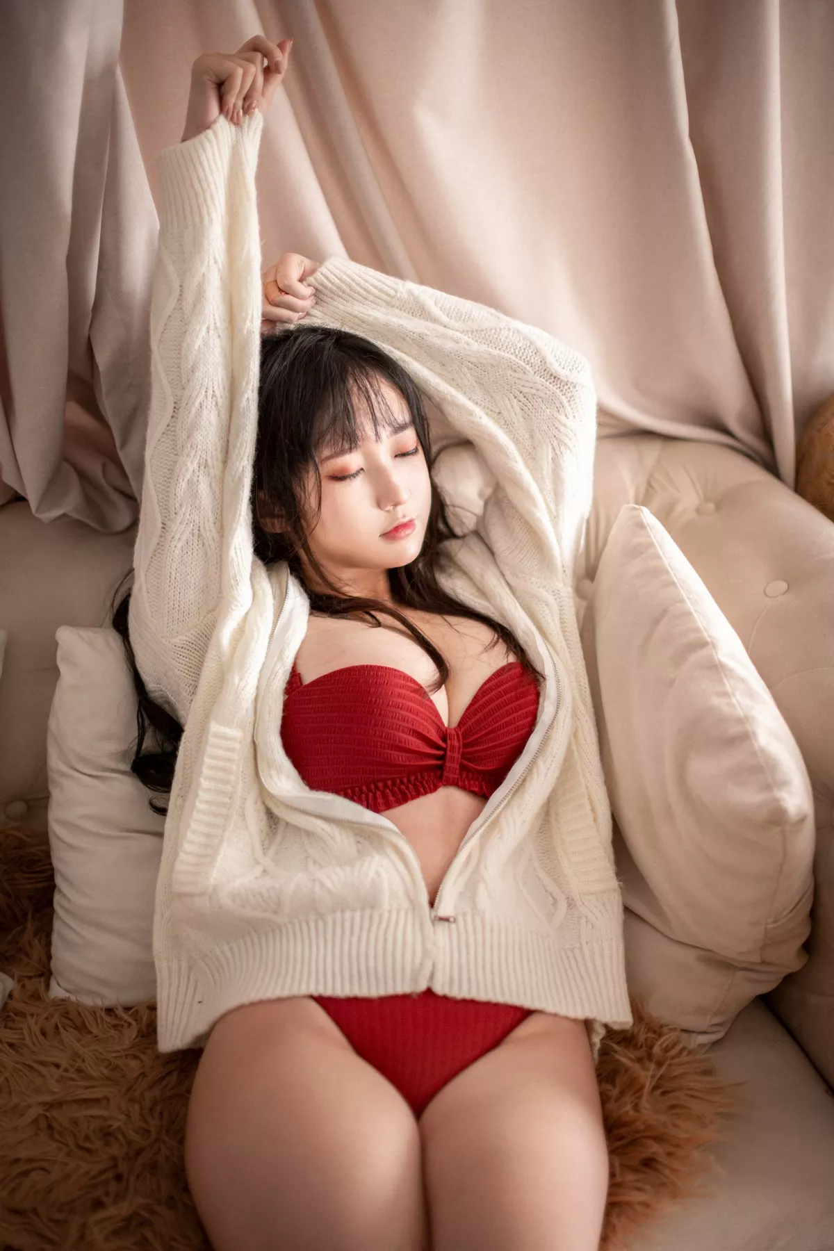 Xgyw.Org_Coser美女奇行家狗崽初冬梅川堀子主题私房性感纯白毛衣半脱露红色内衣诱惑写真40P