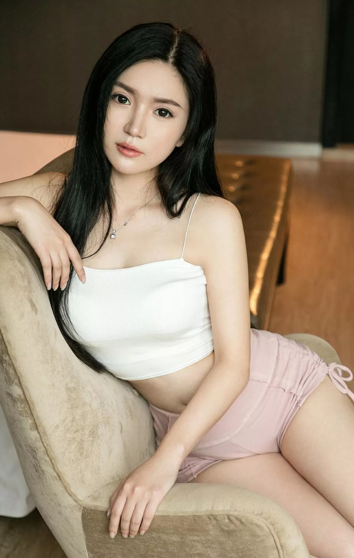 Xgyw.Org_[Ugirls爱尤物]No.2426_模特南方的南私房性感白色小吊带配粉色短裤完美迷人写真35P
