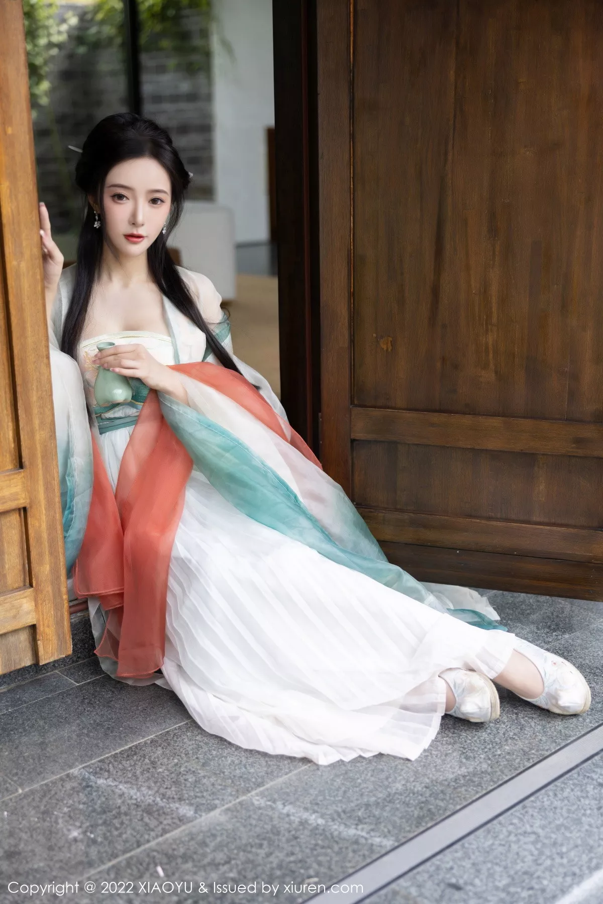 Xgyw.Org_[XiaoYu画语界]Vol.889_女神王馨瑶yanni杭州旅拍户外场景性感浅色古装服迷人诱惑写真92P