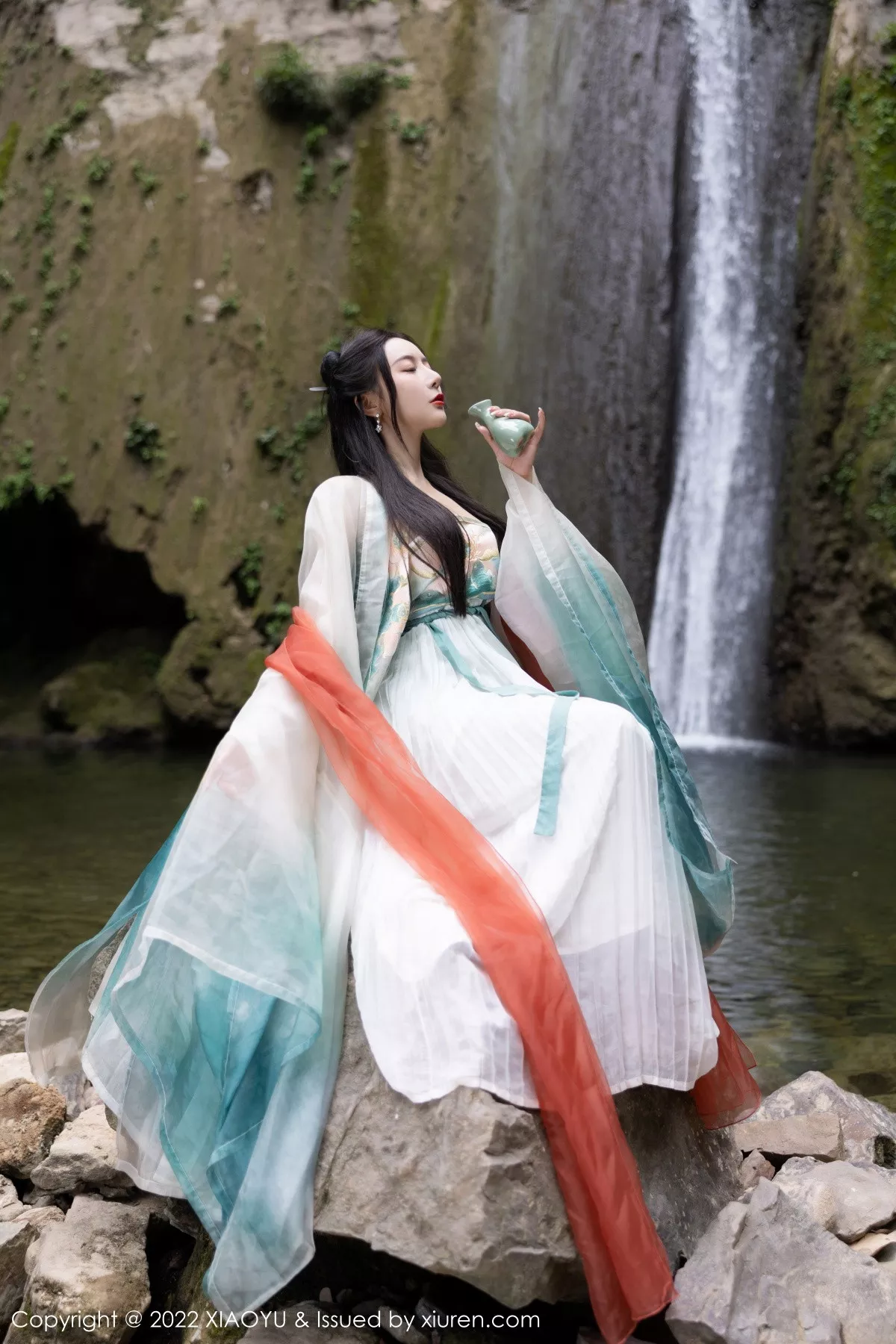 Xgyw.Org_[XiaoYu画语界]Vol.889_女神王馨瑶yanni杭州旅拍户外场景性感浅色古装服迷人诱惑写真92P