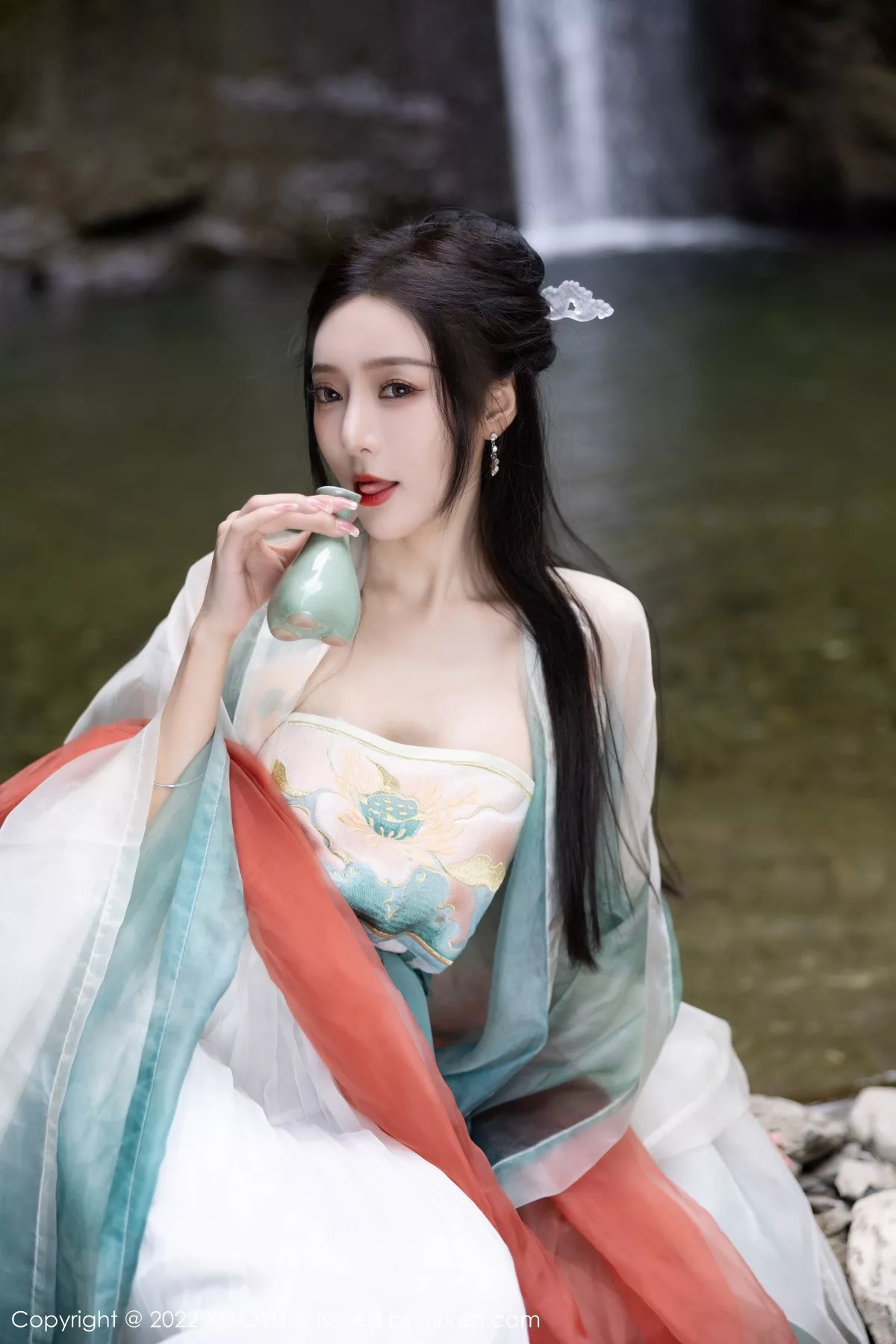 Xgyw.Org_[XiaoYu画语界]Vol.889_女神王馨瑶yanni杭州旅拍户外场景性感浅色古装服迷人诱惑写真92P