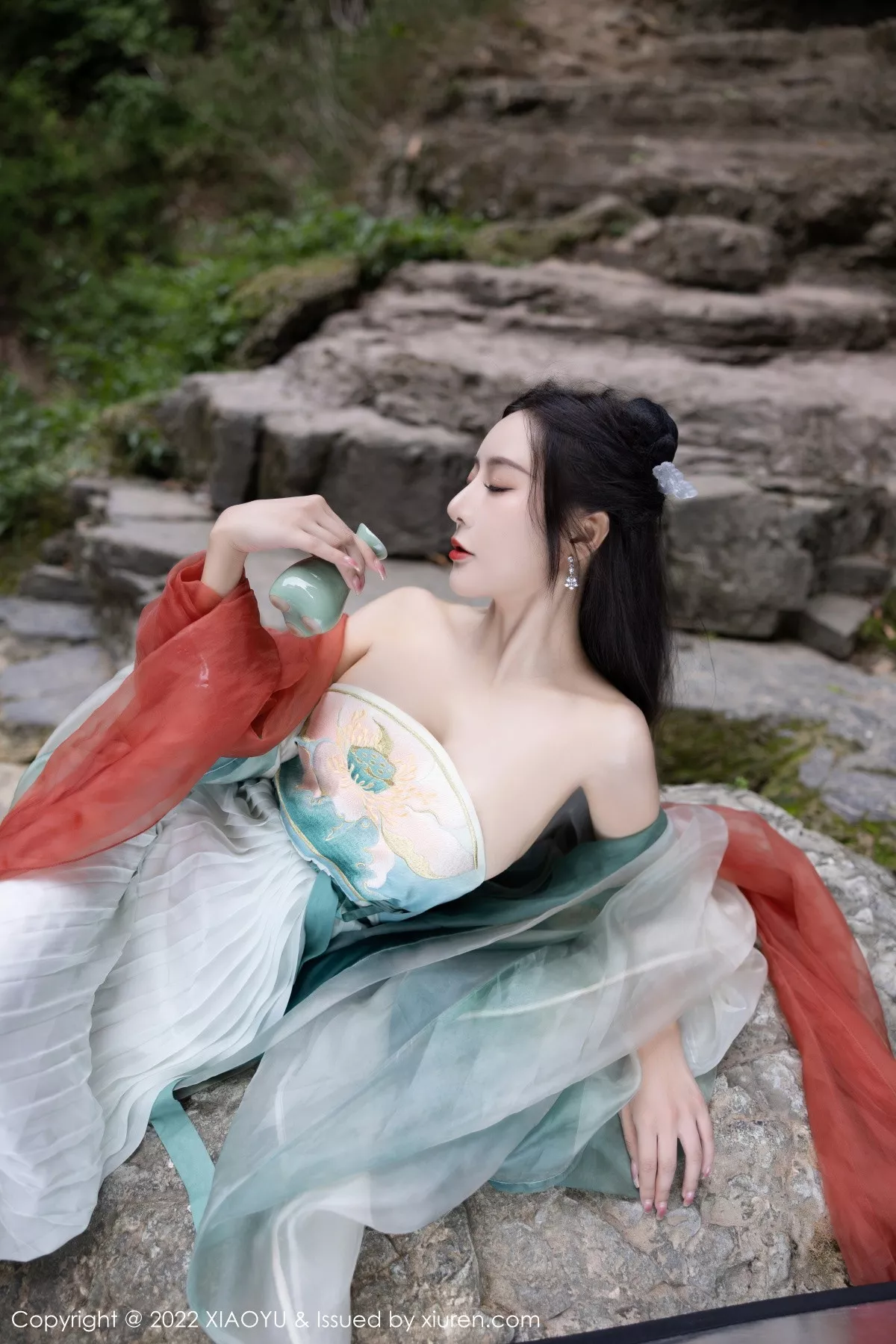 Xgyw.Org_[XiaoYu画语界]Vol.889_女神王馨瑶yanni杭州旅拍户外场景性感浅色古装服迷人诱惑写真92P