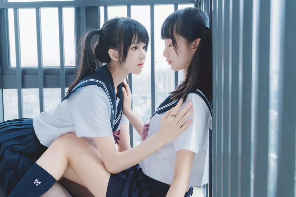 Xgyw.Org_萌系小姐姐木绵绵OwO＆桜桃喵她主题性感姐妹花JK制服系列秀美腿诱惑写真37P