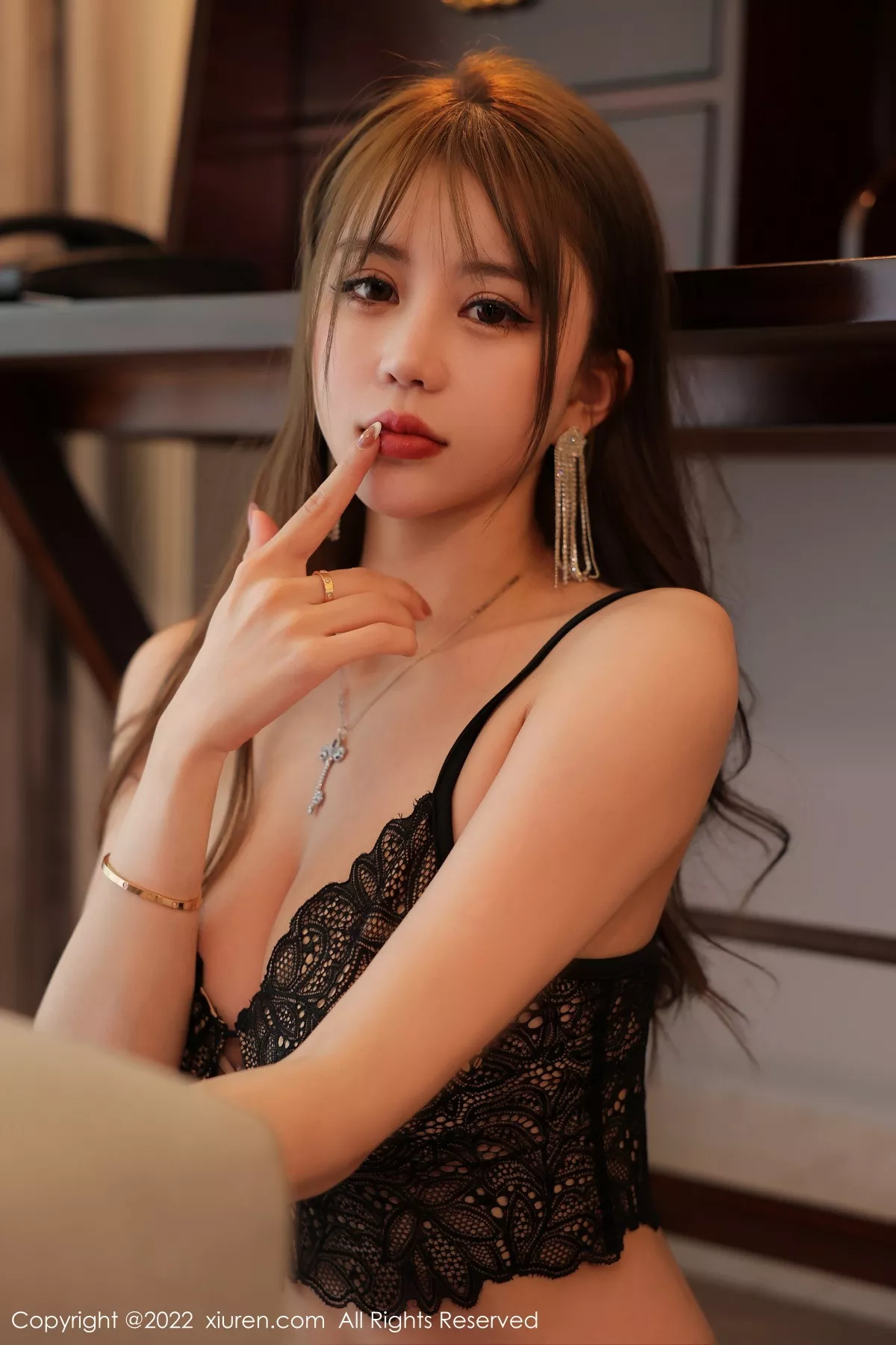 Xgyw.Org_XiuRen第5822期_模特tina_甜仔海南旅拍黑色蕾丝内衣配黑丝吊袜撩人诱惑写真54P