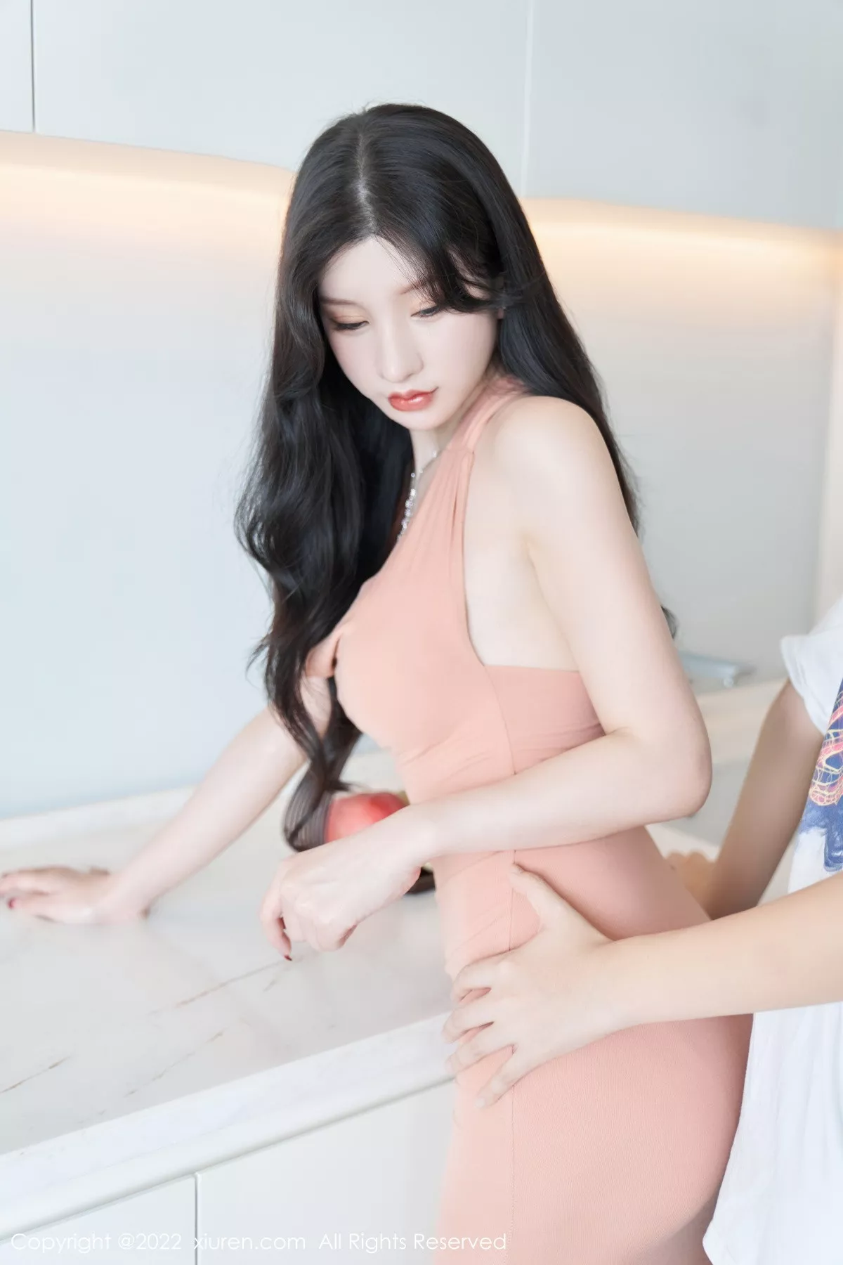 Xgyw.Org_XiuRen第5881期_女神周于希Sally心愿旅拍性感粉色长裙+白色薄纱惹火诱惑写真80P