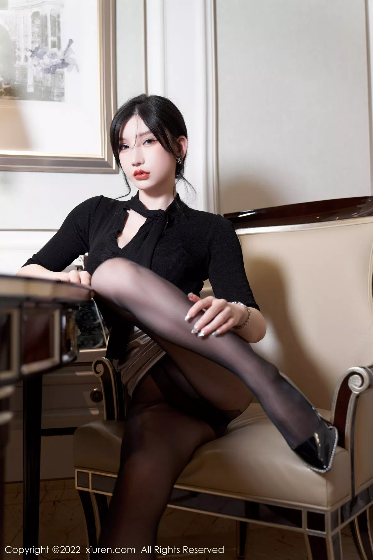 Xgyw.Org_XiuRen第5777期_女神周于希Sally黑上衣配浅色短裙露超薄闪亮黑丝极致魅惑写真89P