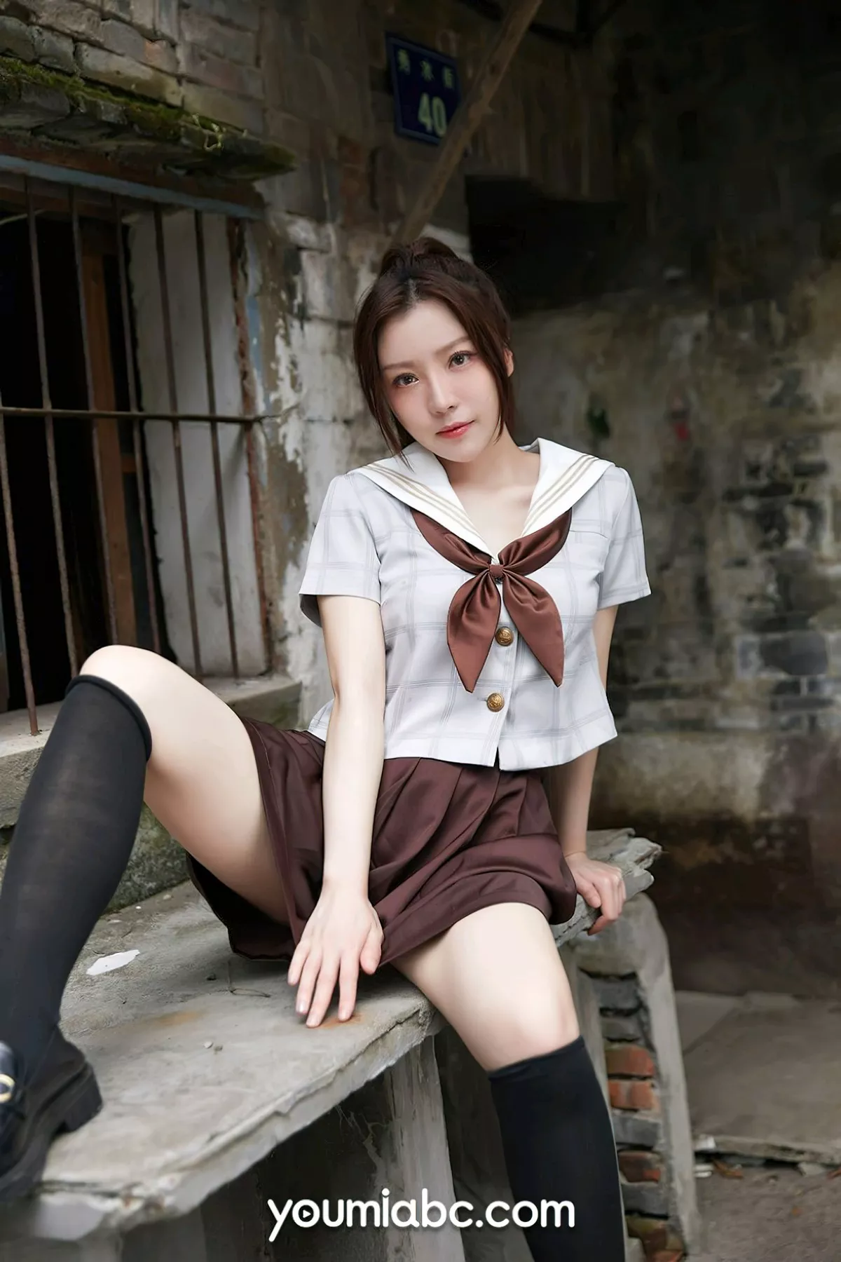 Xgyw.Org_[YouMi尤蜜]Vol.862_模特白亦户外性感JK制服半脱秀白嫩肌肤性感美腿迷人写真24P