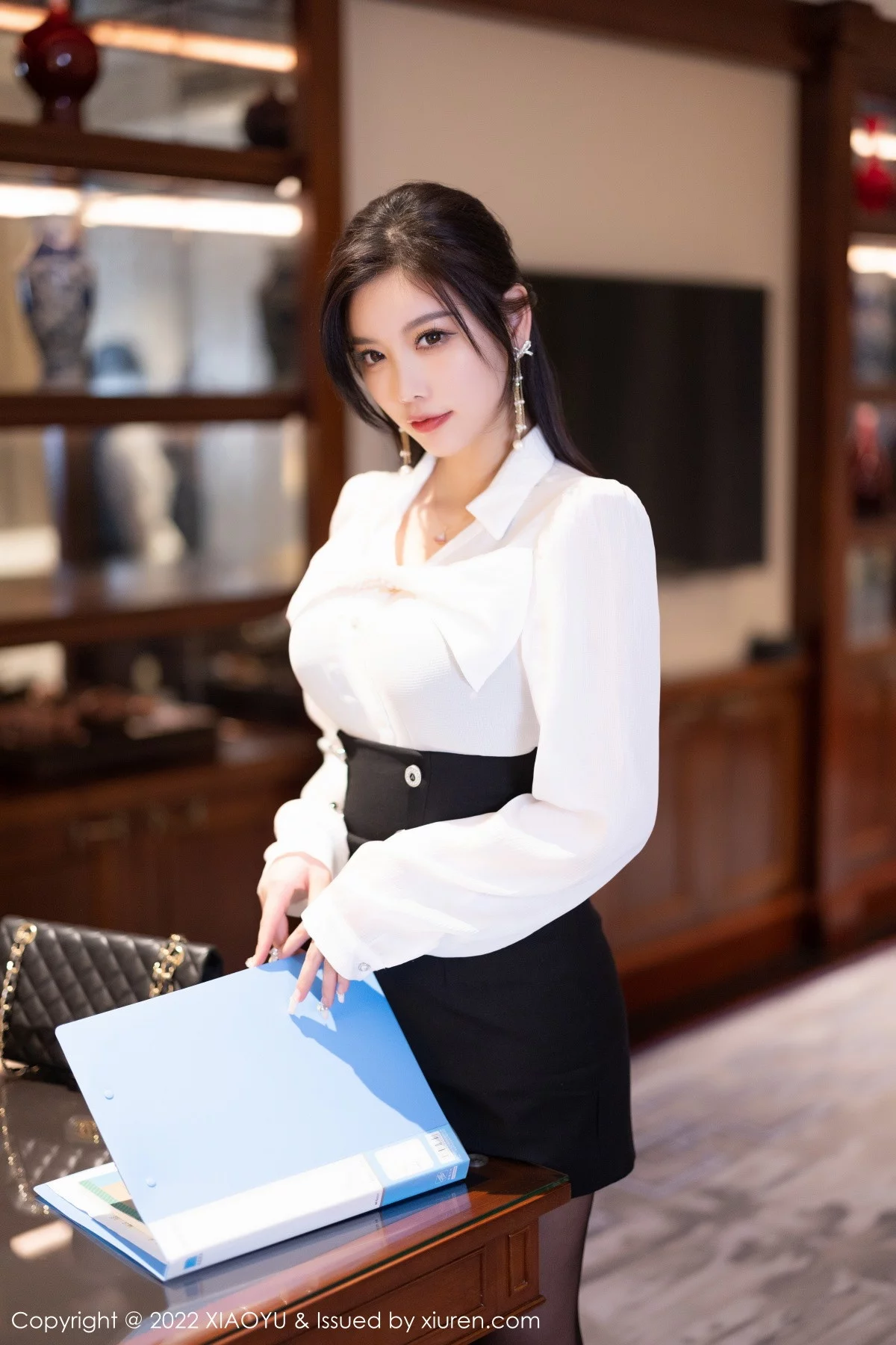 Xgyw.Org_[XiaoYu画语界]Vol.936_女神杨晨晨Yome性感白T配黑短裙露蓝色内衣超薄黑丝诱惑写真82P