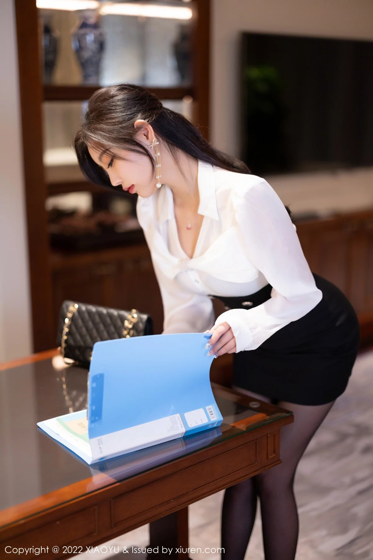 Xgyw.Org_[XiaoYu画语界]Vol.936_女神杨晨晨Yome性感白T配黑短裙露蓝色内衣超薄黑丝诱惑写真82P