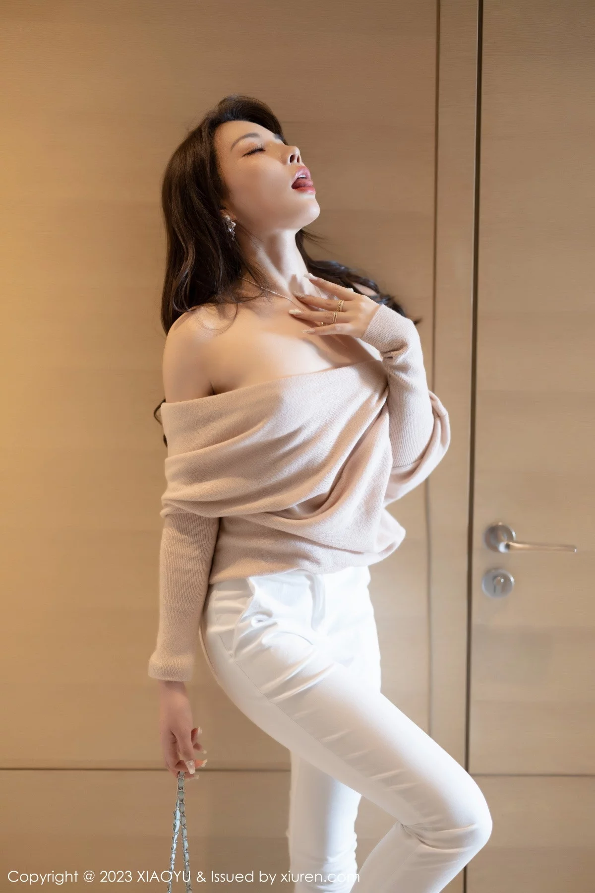 Xgyw.Org_[XiaoYu画语界]Vol.940_女神徐莉芝Booty浅暖色上衣配白色长裤露白色刺绣内衣诱惑写真93P