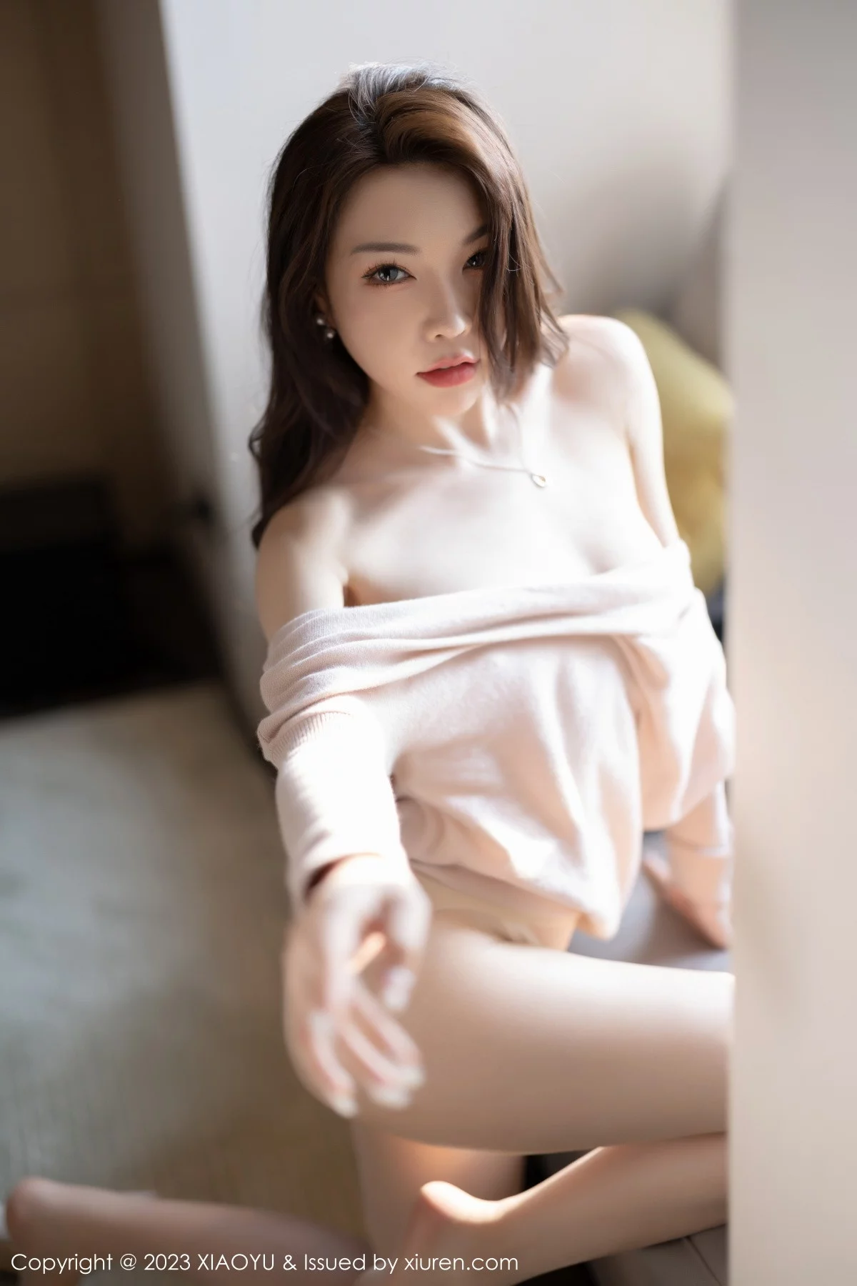 Xgyw.Org_[XiaoYu画语界]Vol.940_女神徐莉芝Booty浅暖色上衣配白色长裤露白色刺绣内衣诱惑写真93P