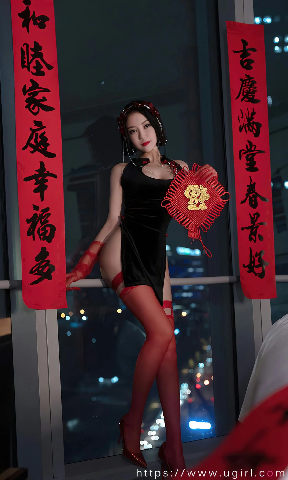 Xgyw.Org_[Ugirls爱尤物]No.2500_模特果儿性感黑色低胸情趣短旗袍配红丝袜秀完美身材诱惑写真35P