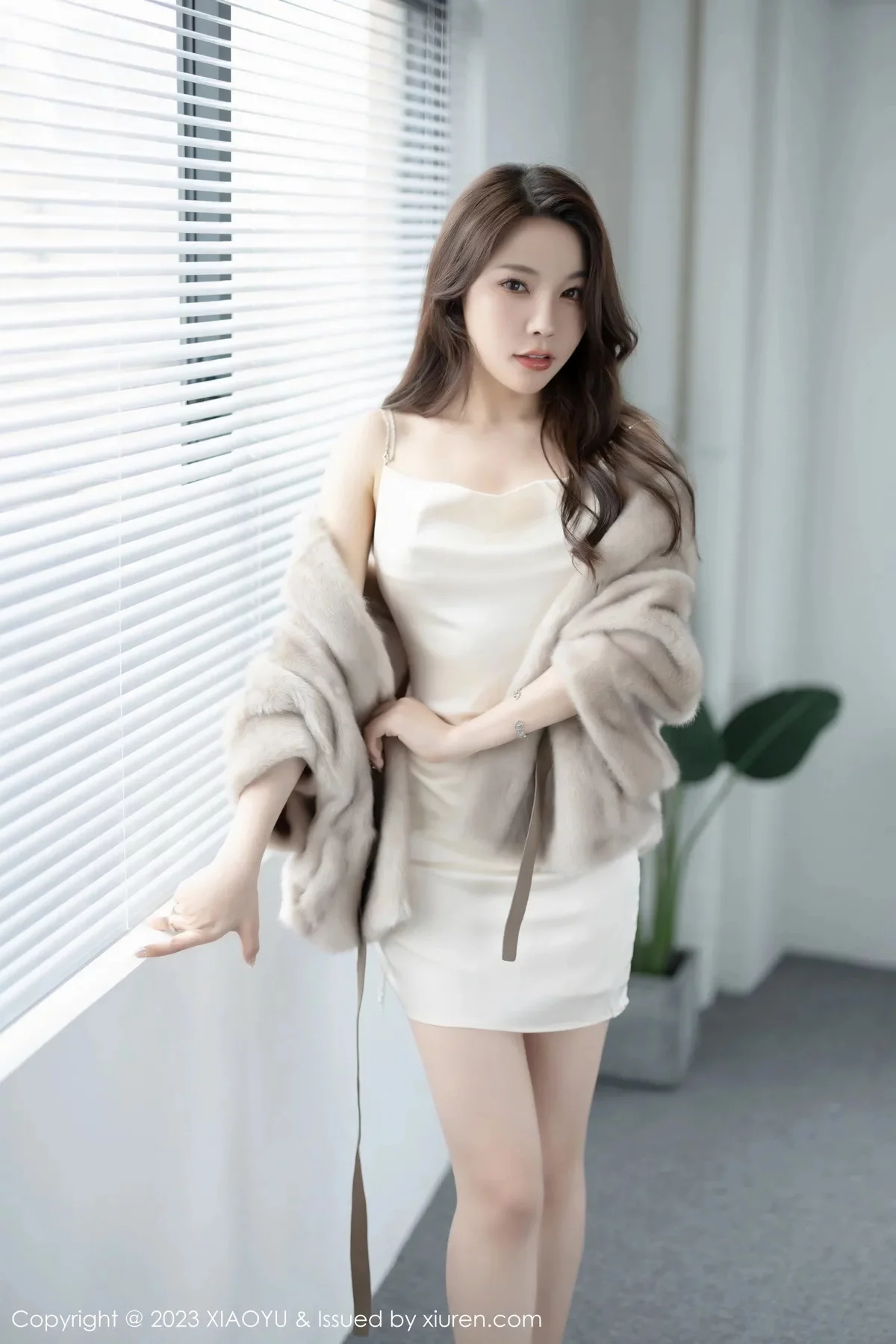 Xgyw.Org_[XiaoYu画语界]Vol.960_女神徐莉芝Booty性感米色吊带裙配原色丝袜秀娇美身段迷人写真85P