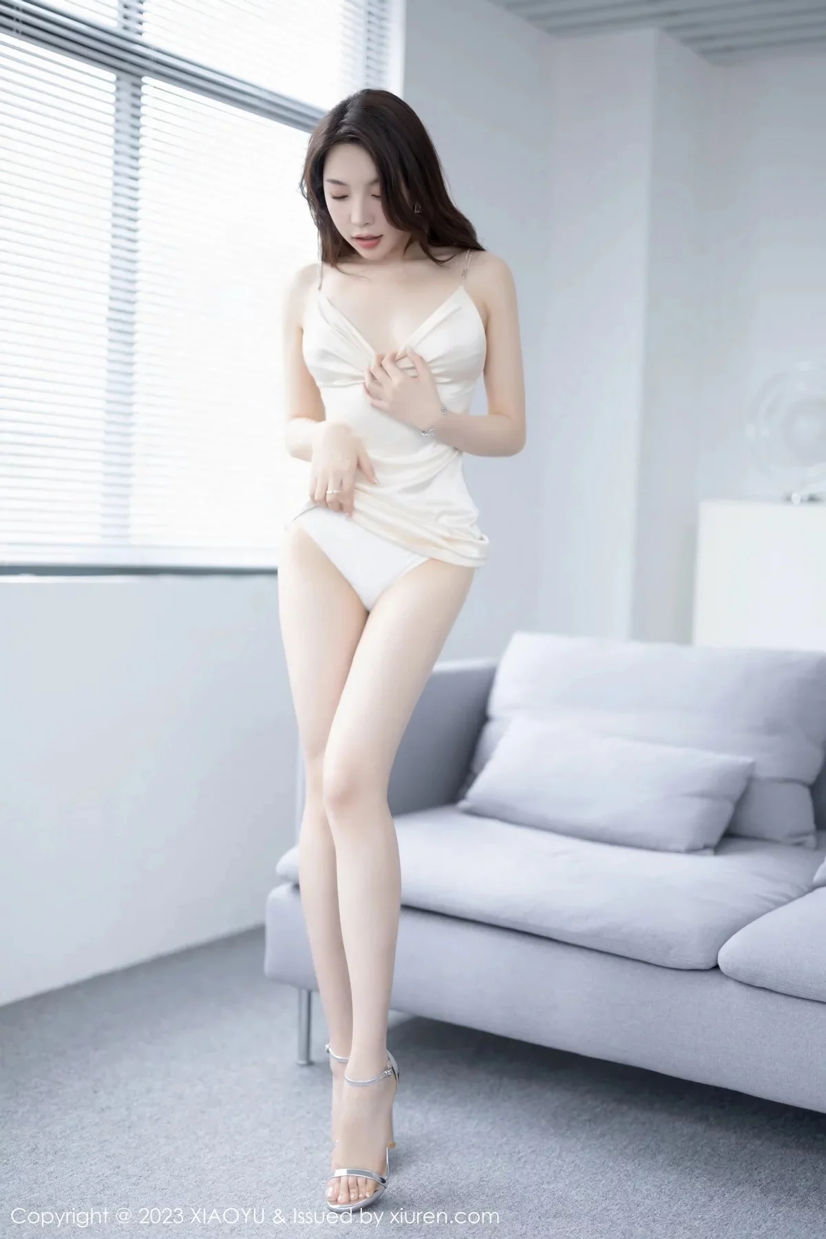 Xgyw.Org_[XiaoYu画语界]Vol.960_女神徐莉芝Booty性感米色吊带裙配原色丝袜秀娇美身段迷人写真85P