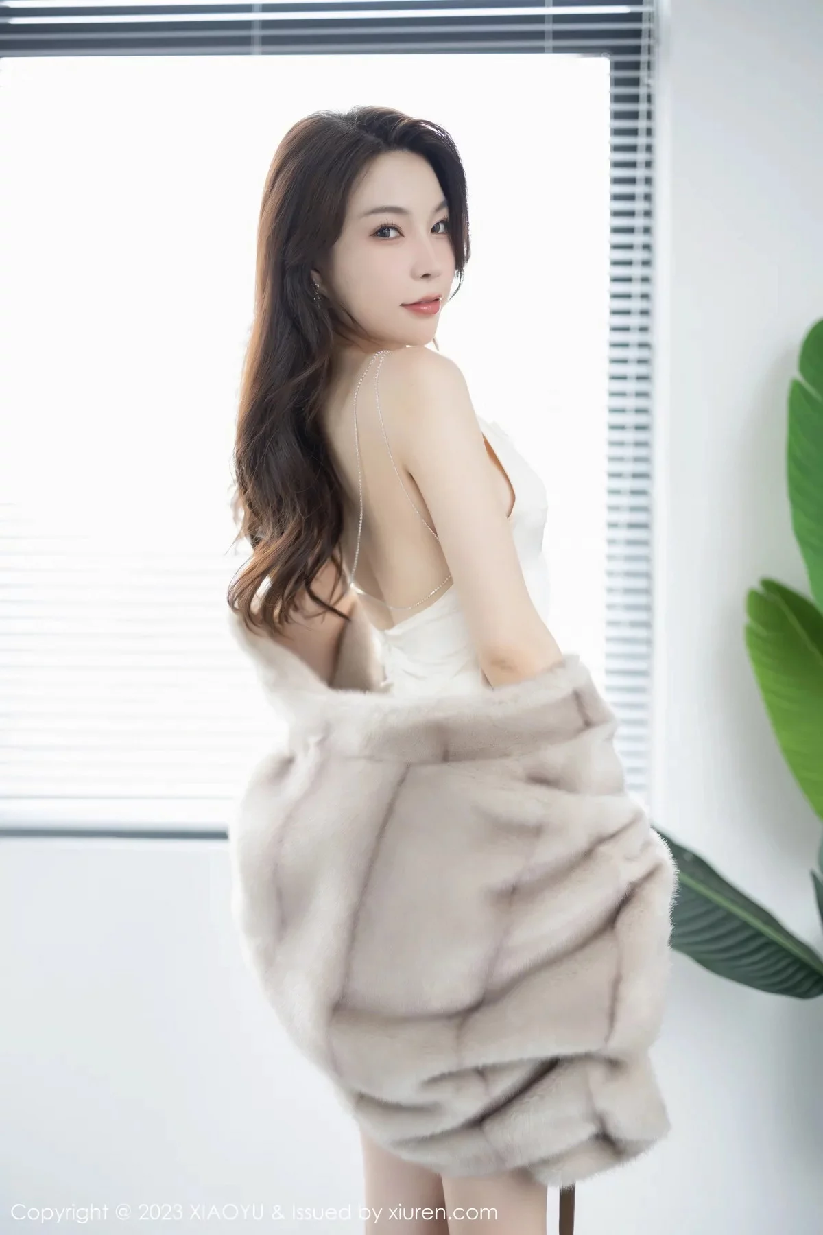 Xgyw.Org_[XiaoYu画语界]Vol.960_女神徐莉芝Booty性感米色吊带裙配原色丝袜秀娇美身段迷人写真85P