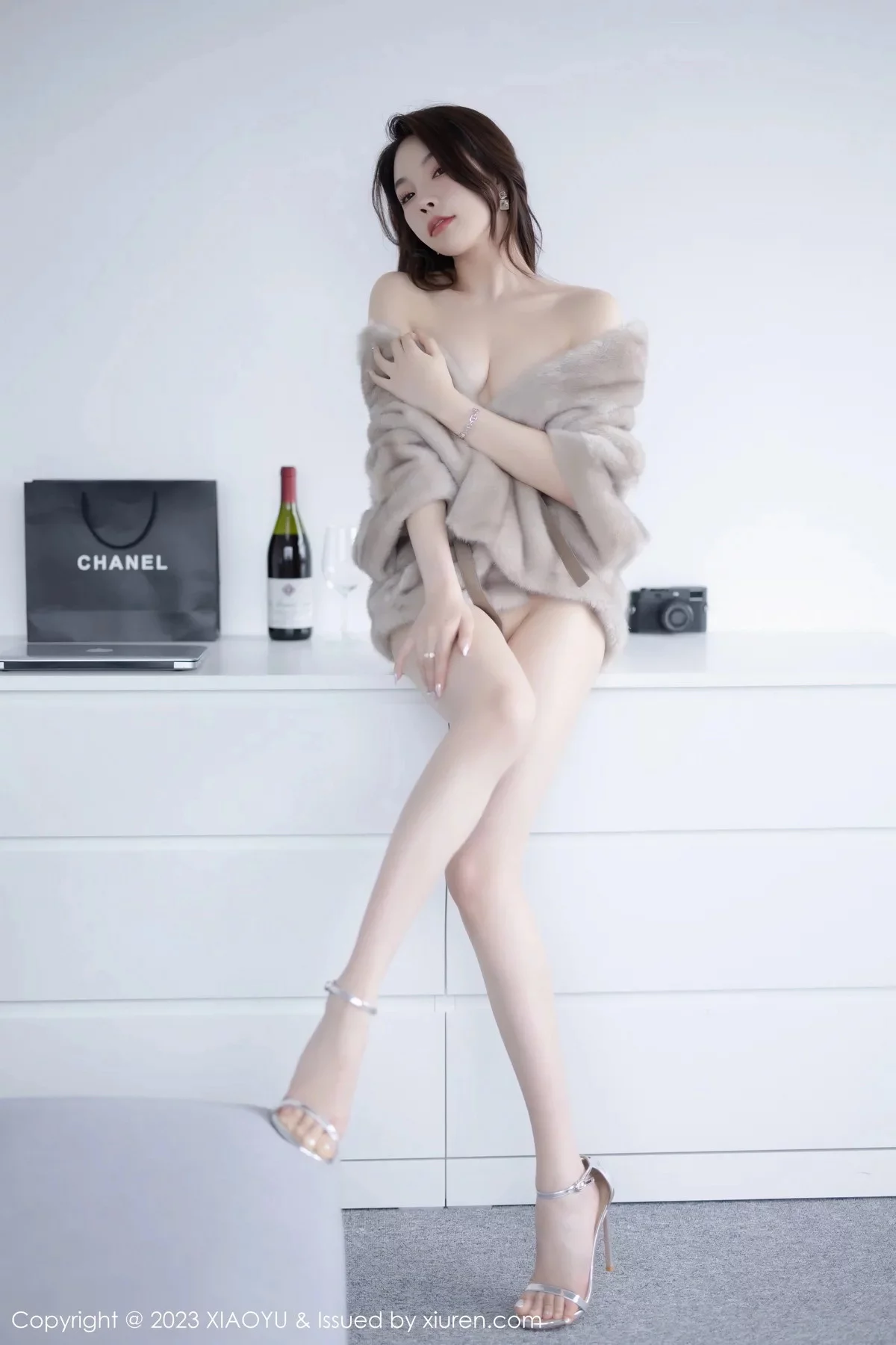 Xgyw.Org_[XiaoYu画语界]Vol.960_女神徐莉芝Booty性感米色吊带裙配原色丝袜秀娇美身段迷人写真85P