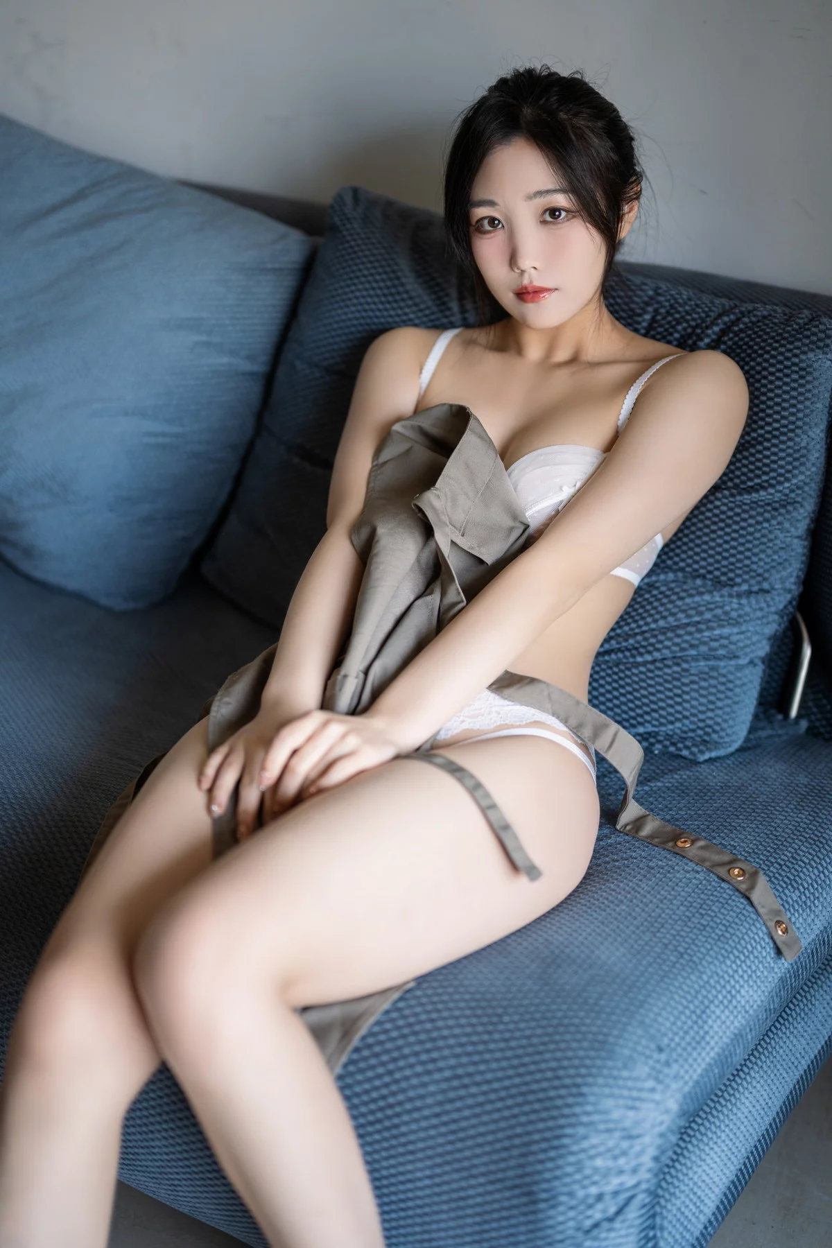 Xgyw.Org_网络美女汪知子围裙主题私房沙发半脱露性感白色蕾丝内衣秀完美身材诱惑写真40P