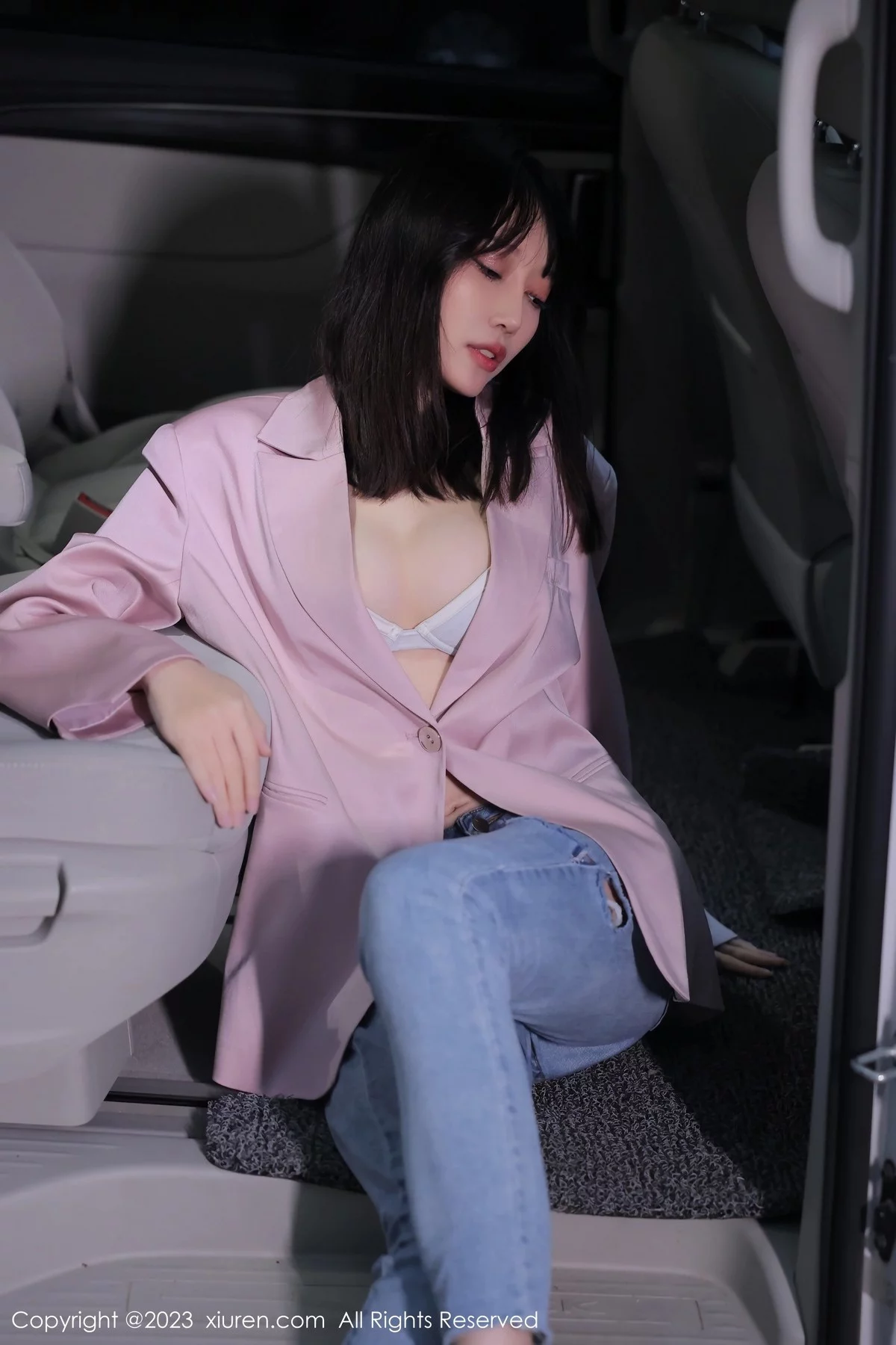 Xgyw.Org_XiuRen第6355期_模特玥儿玥er万宁旅拍粉灰色上衣配牛仔裤露白色内衣诱惑写真55P