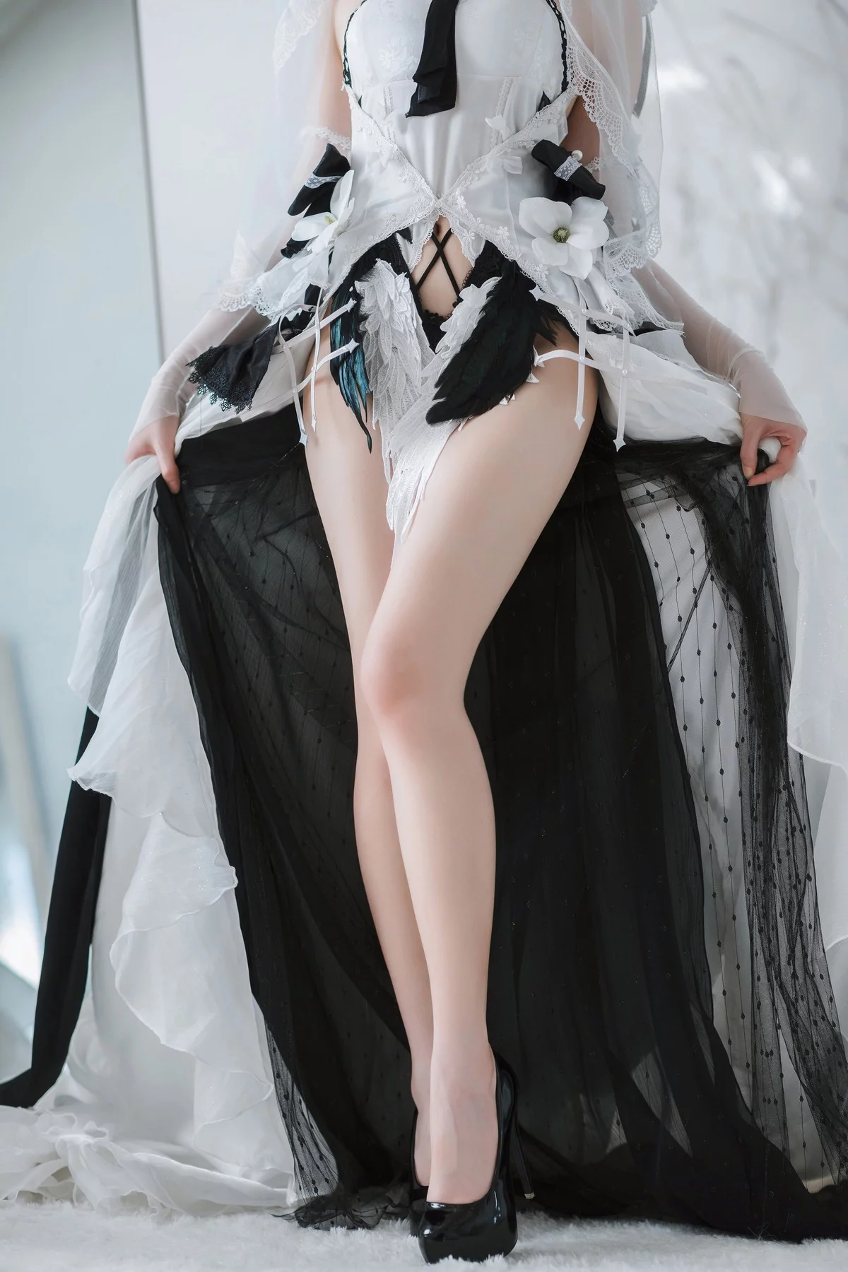 Xgyw.Org_网络美女焖焖碳可畏礼服主题私房性感白色礼服秀白嫩肌肤修长美腿诱惑写真33P