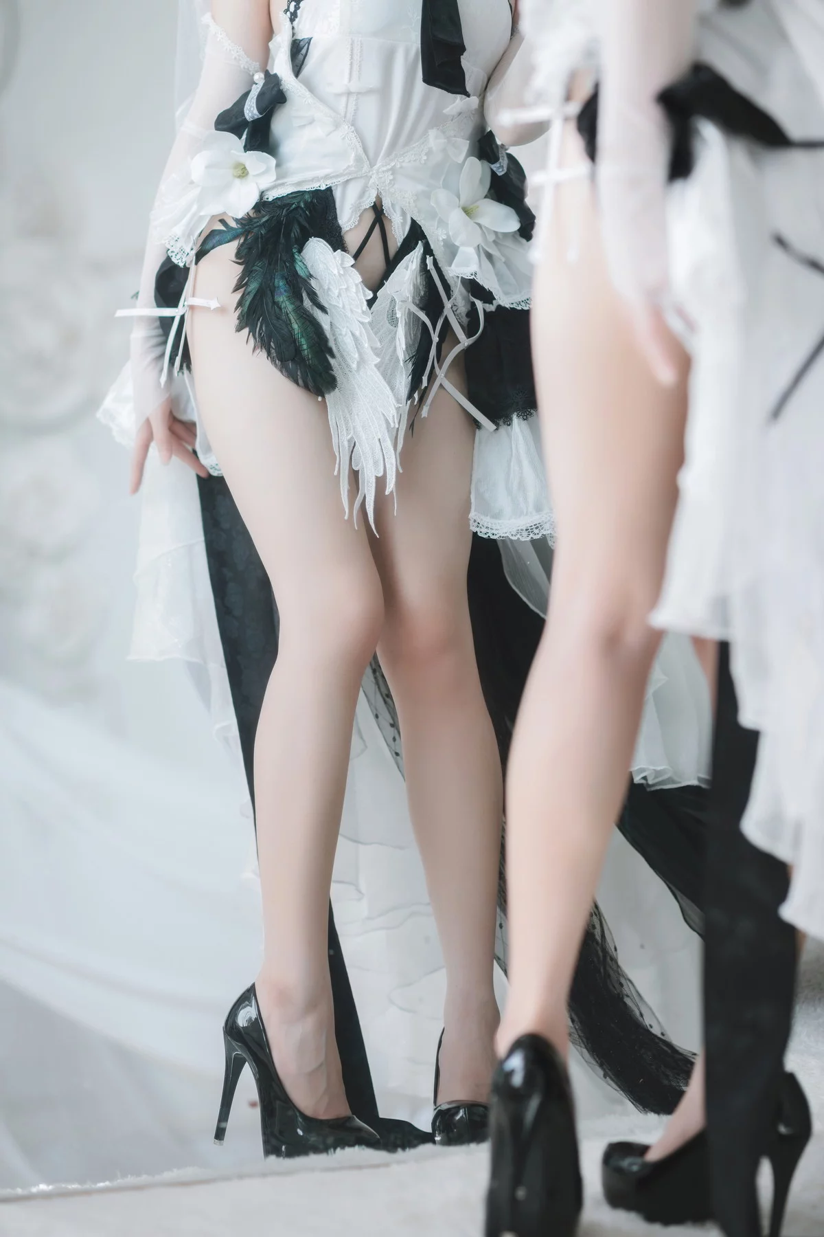 Xgyw.Org_网络美女焖焖碳可畏礼服主题私房性感白色礼服秀白嫩肌肤修长美腿诱惑写真33P