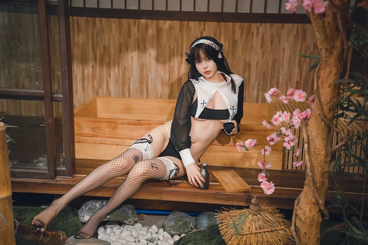 Xgyw.Org_动漫博主Tina很妖孽呀修女的秘密主题修女服饰配黑丝网袜秀完美身材诱惑写真28P