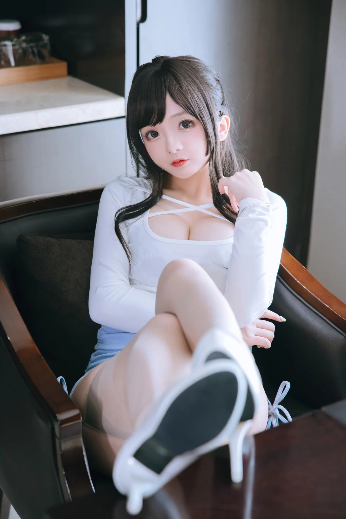 Xgyw.Org_Cosplay美女日奈娇私人秘书主题性感白上衣配蓝短裙肉丝吊袜秀丰满身材诱惑写真105P