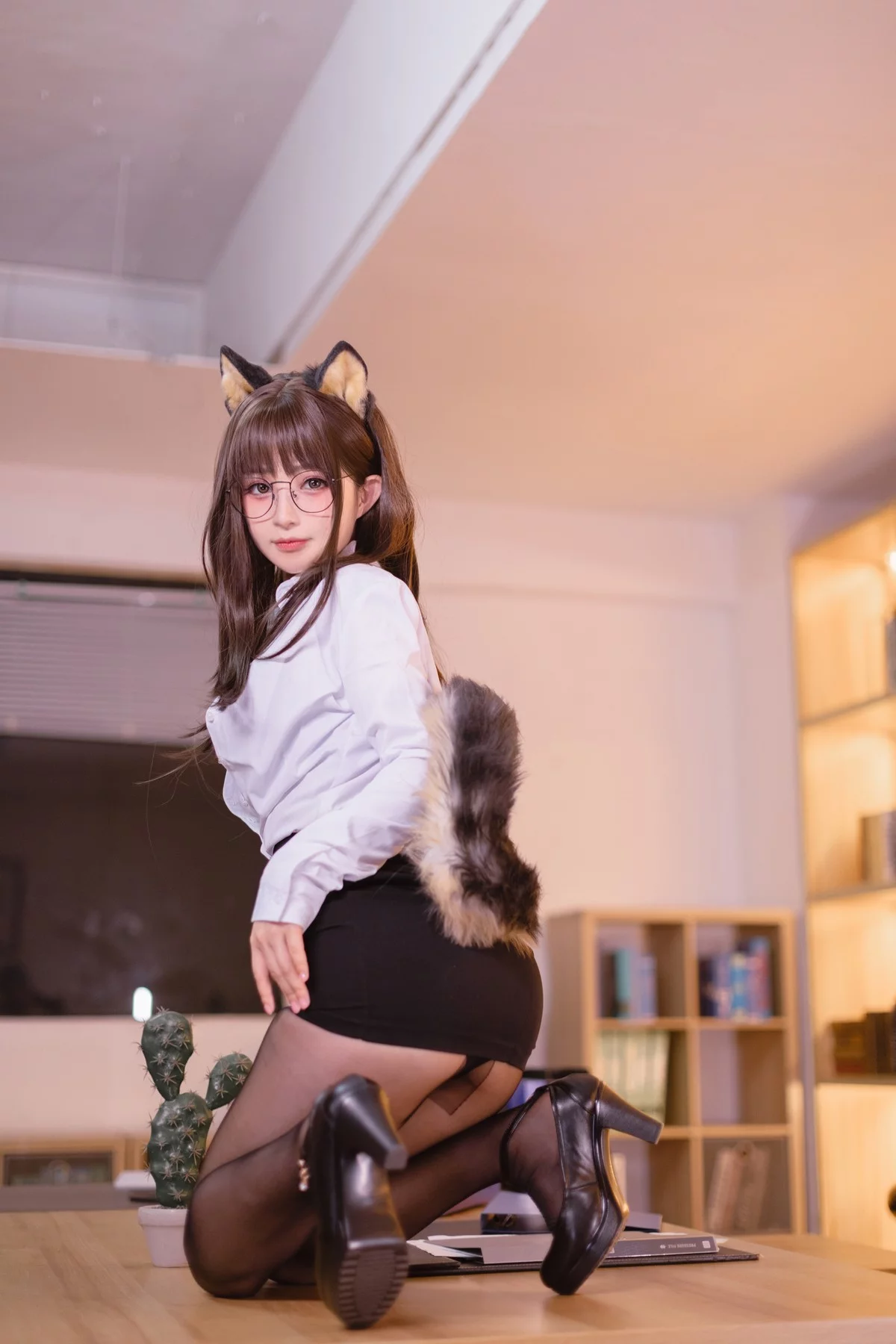 Xgyw.Org_网络美女桜井宁宁柴犬OL主题性感白T配黑短裙露黑色内衣破烂黑丝秀翘臀诱惑写真59P