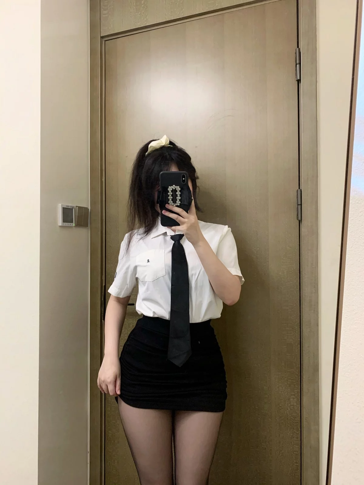 Xgyw.Org_蜜桃少女是依酱呀刚入职的新人主题性感白T配黑短裙露黑色蕾丝内衣诱惑写真40P