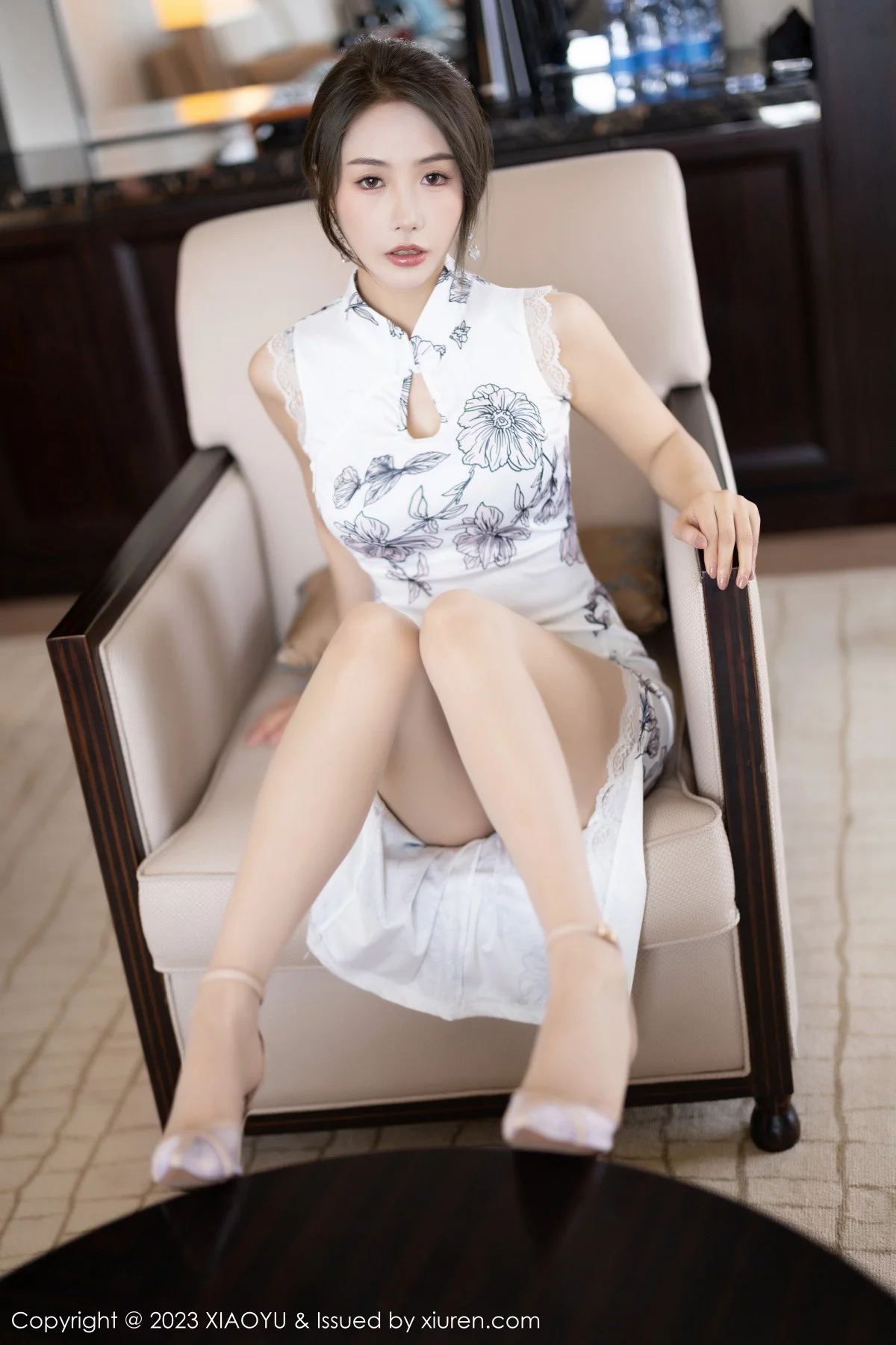 Xgyw.Org_[XiaoYu画语界]Vol.1022_模特苏苏阿性感白色图案旗袍露蓝色蕾丝内衣秀绝美身姿诱惑写真81P