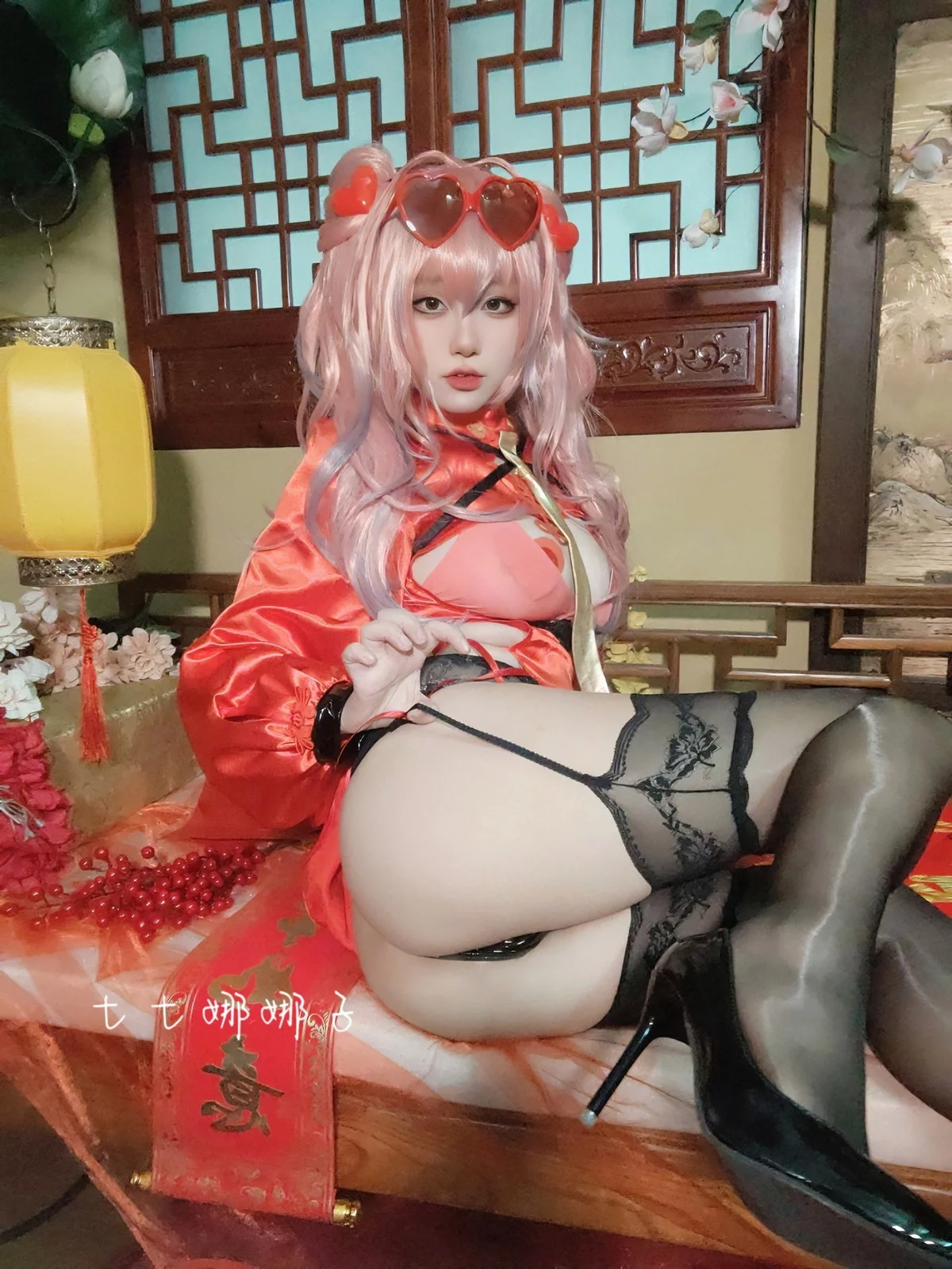 Xgyw.Org_Coser美女七七娜娜子布莱默顿新春旗袍主题性感红色露胸旗袍配黑丝吊袜诱惑写真108P