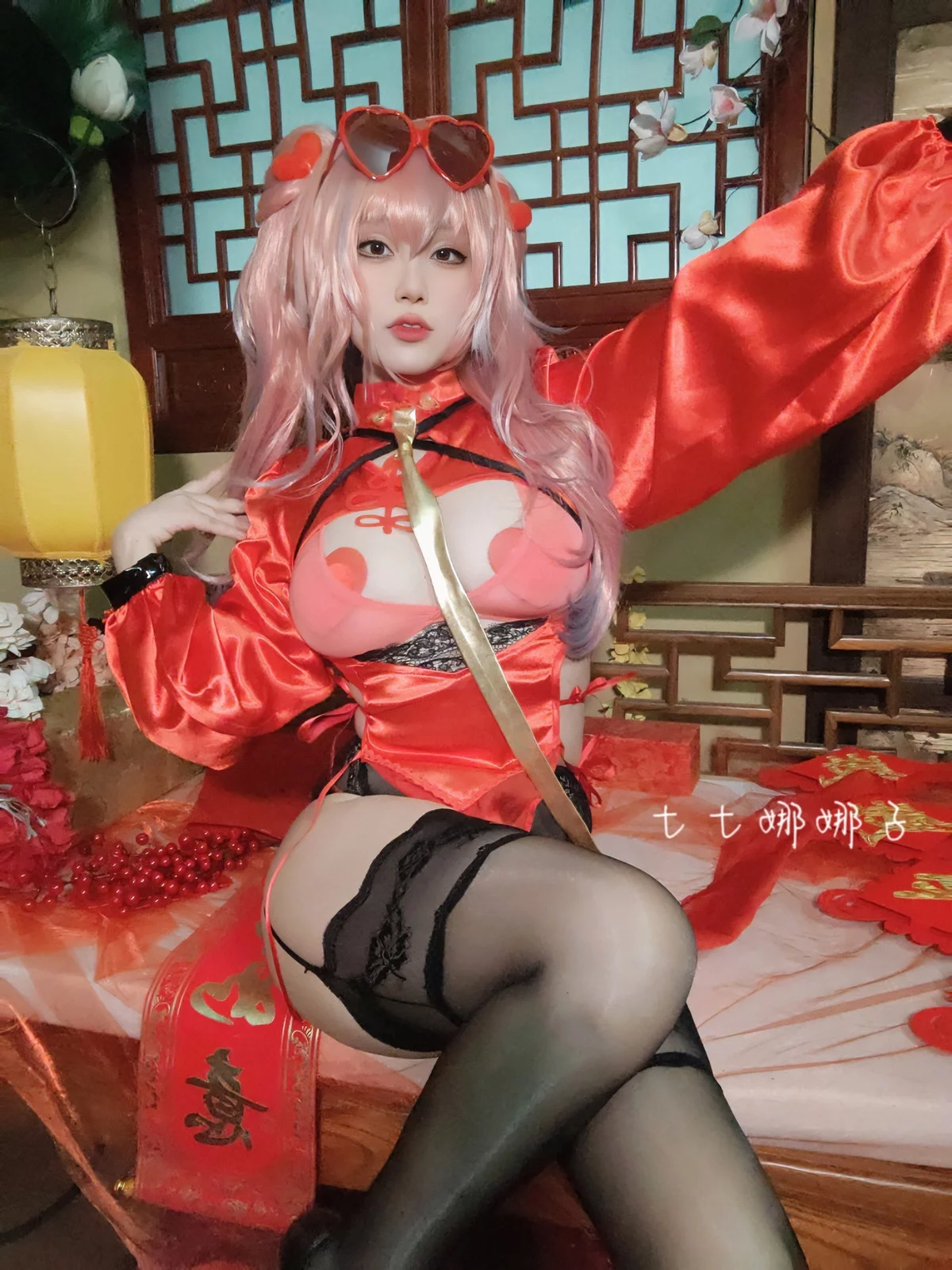 Xgyw.Org_Coser美女七七娜娜子布莱默顿新春旗袍主题性感红色露胸旗袍配黑丝吊袜诱惑写真108P