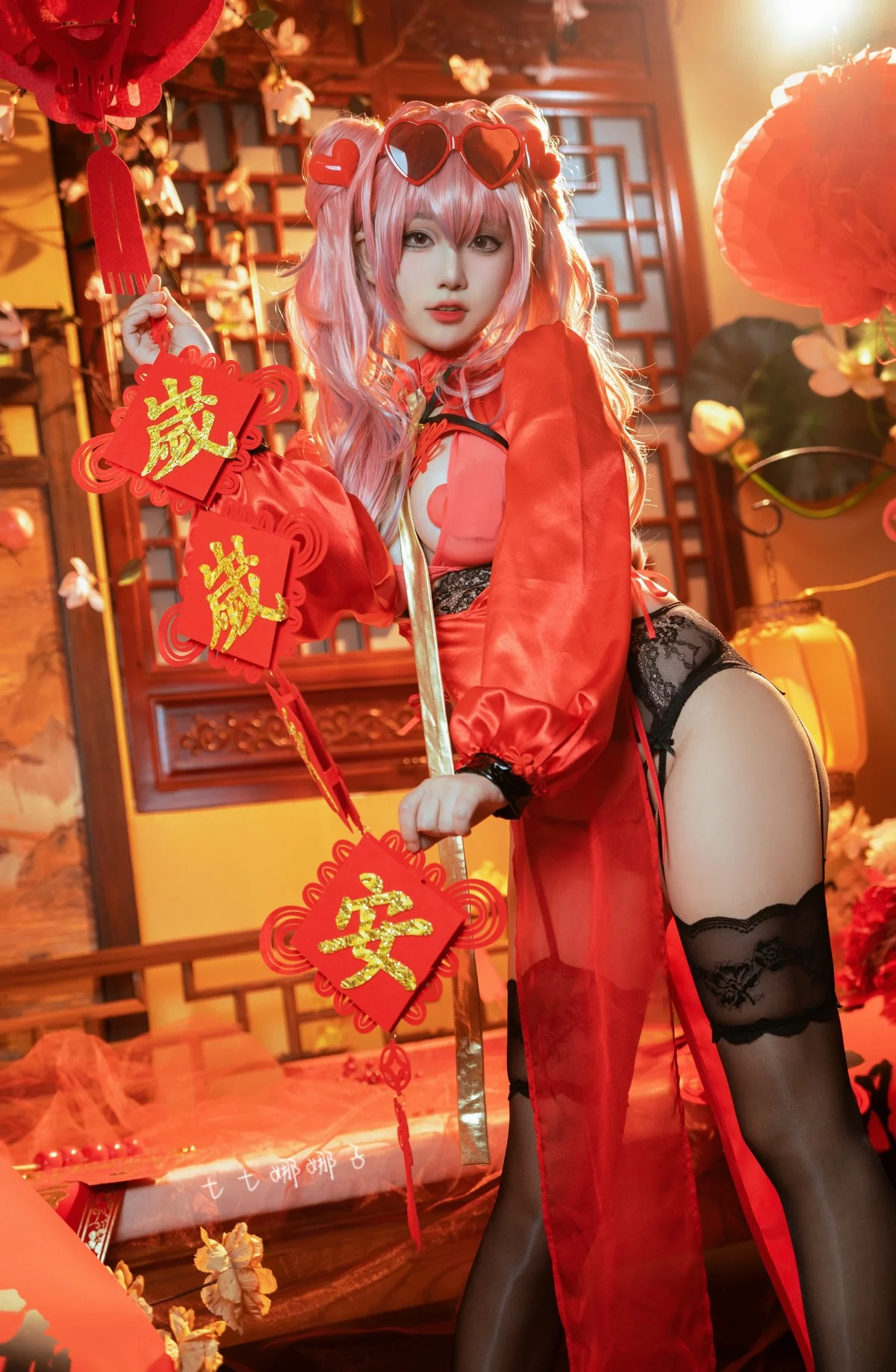 Xgyw.Org_Coser美女七七娜娜子布莱默顿新春旗袍主题性感红色露胸旗袍配黑丝吊袜诱惑写真108P